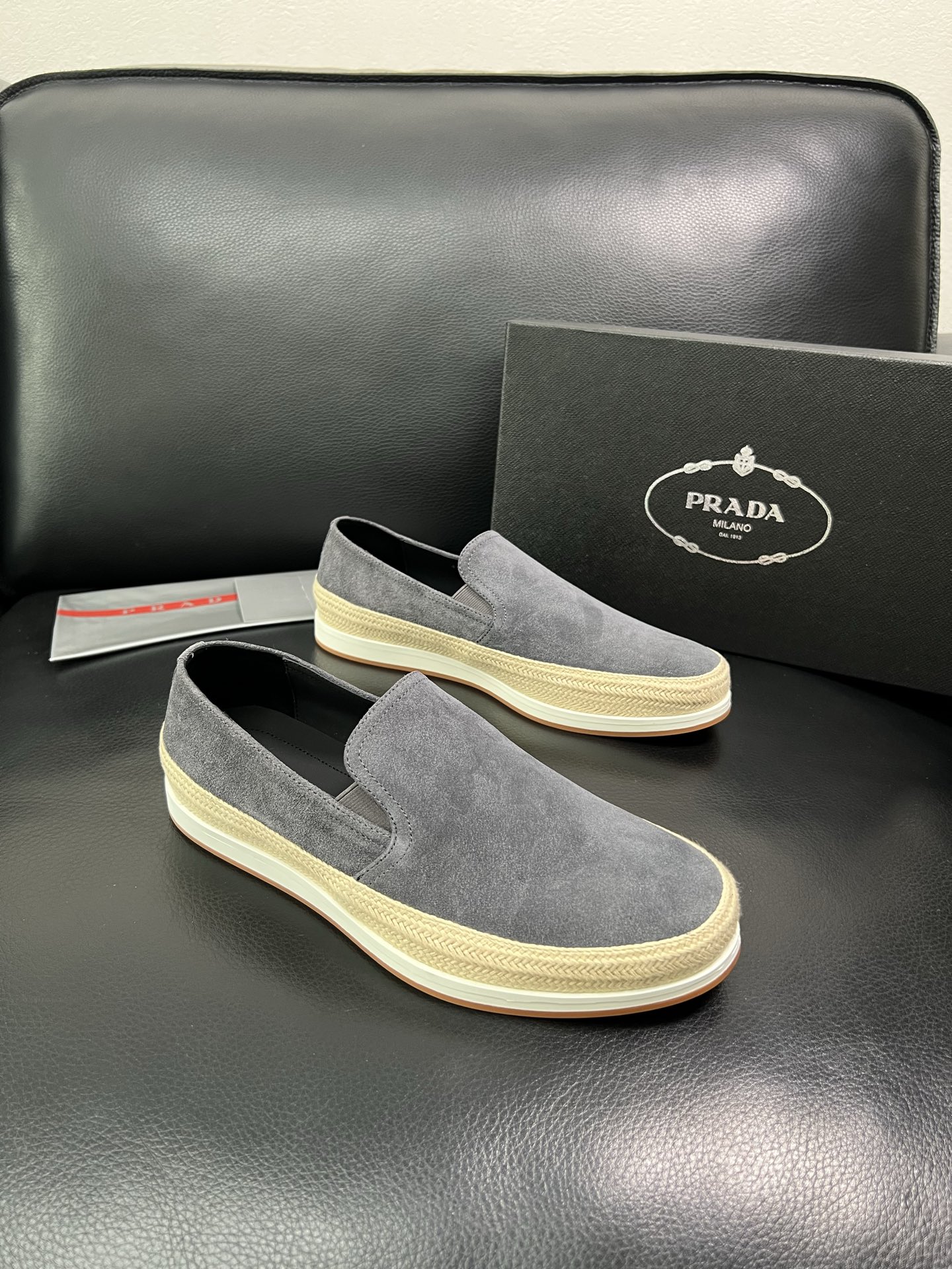 PRADA 顶级工艺品 普拉达 专柜同步 原厂配置，意大利进口原版牛皮面料，透气舒适进口水染牛里垫，鞋底