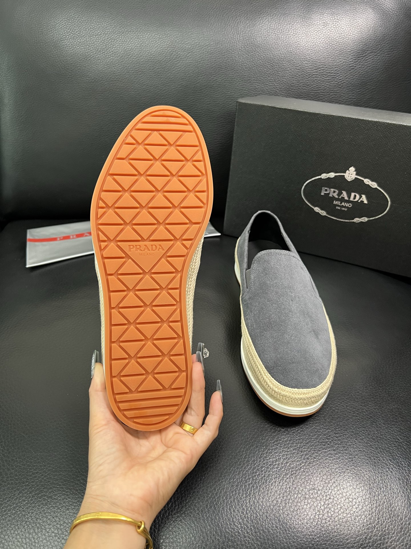 PRADA 顶级工艺品 普拉达 专柜同步 原厂配置，意大利进口原版牛皮面料，透气舒适进口水染牛里垫，鞋底