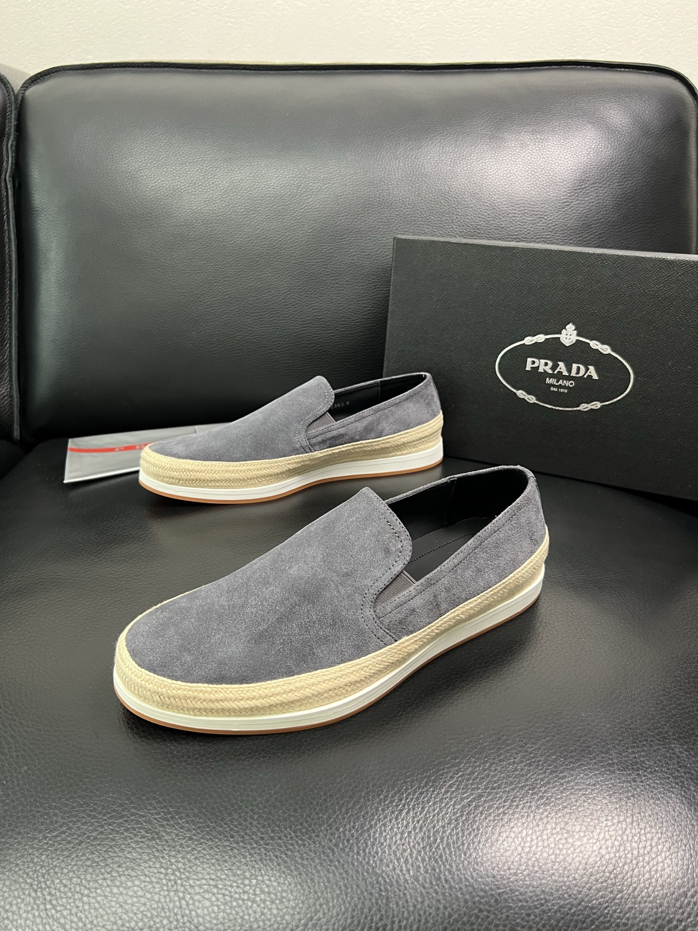 PRADA 顶级工艺品 普拉达 专柜同步 原厂配置，意大利进口原版牛皮面料，透气舒适进口水染牛里垫，鞋底