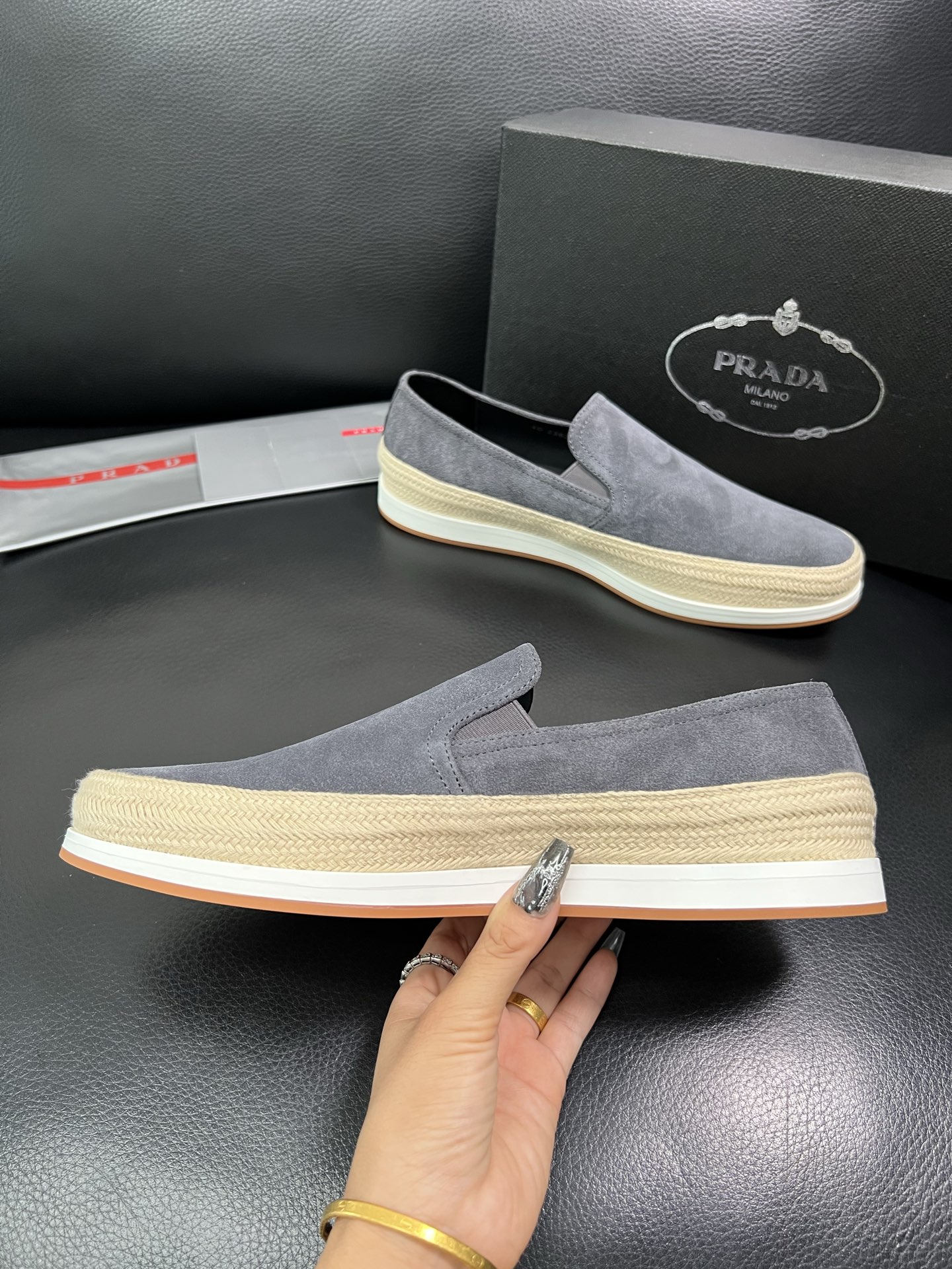 PRADA 顶级工艺品 普拉达 专柜同步 原厂配置，意大利进口原版牛皮面料，透气舒适进口水染牛里垫，鞋底
