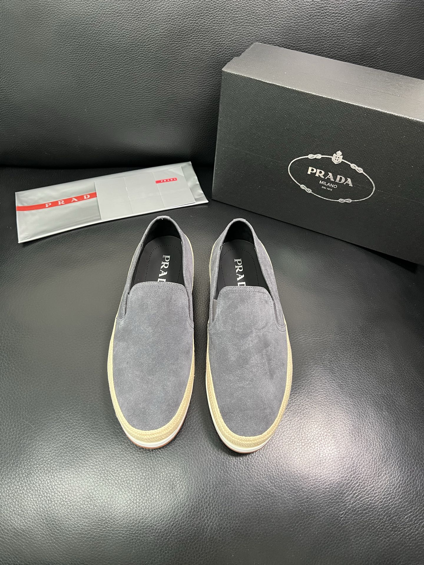 PRADA 顶级工艺品 普拉达 专柜同步 原厂配置，意大利进口原版牛皮面料，透气舒适进口水染牛里垫，鞋底