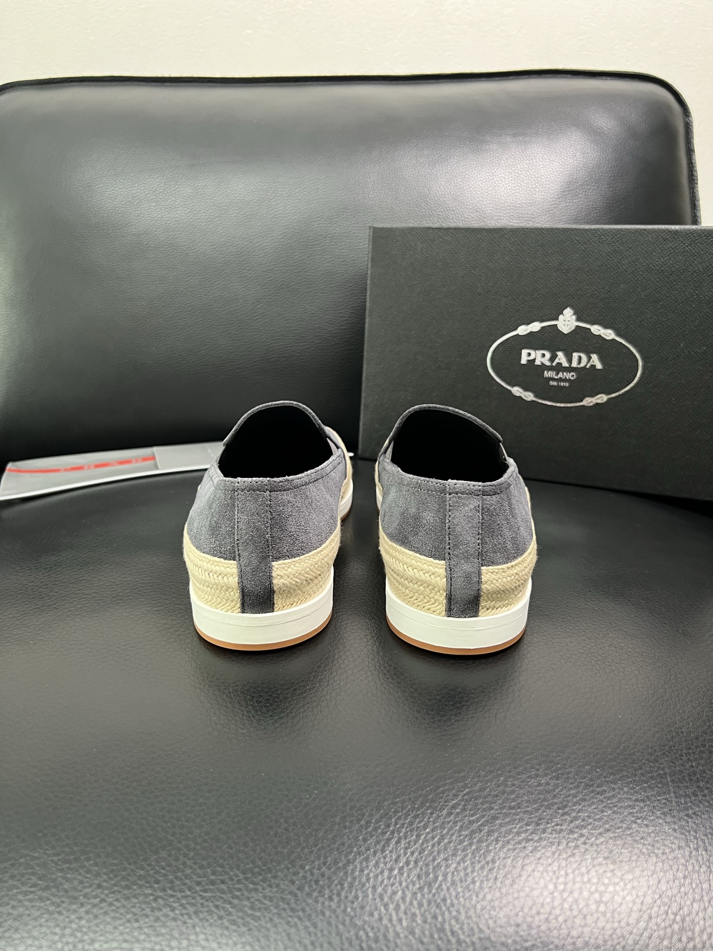 PRADA 顶级工艺品 普拉达 专柜同步 原厂配置，意大利进口原版牛皮面料，透气舒适进口水染牛里垫，鞋底