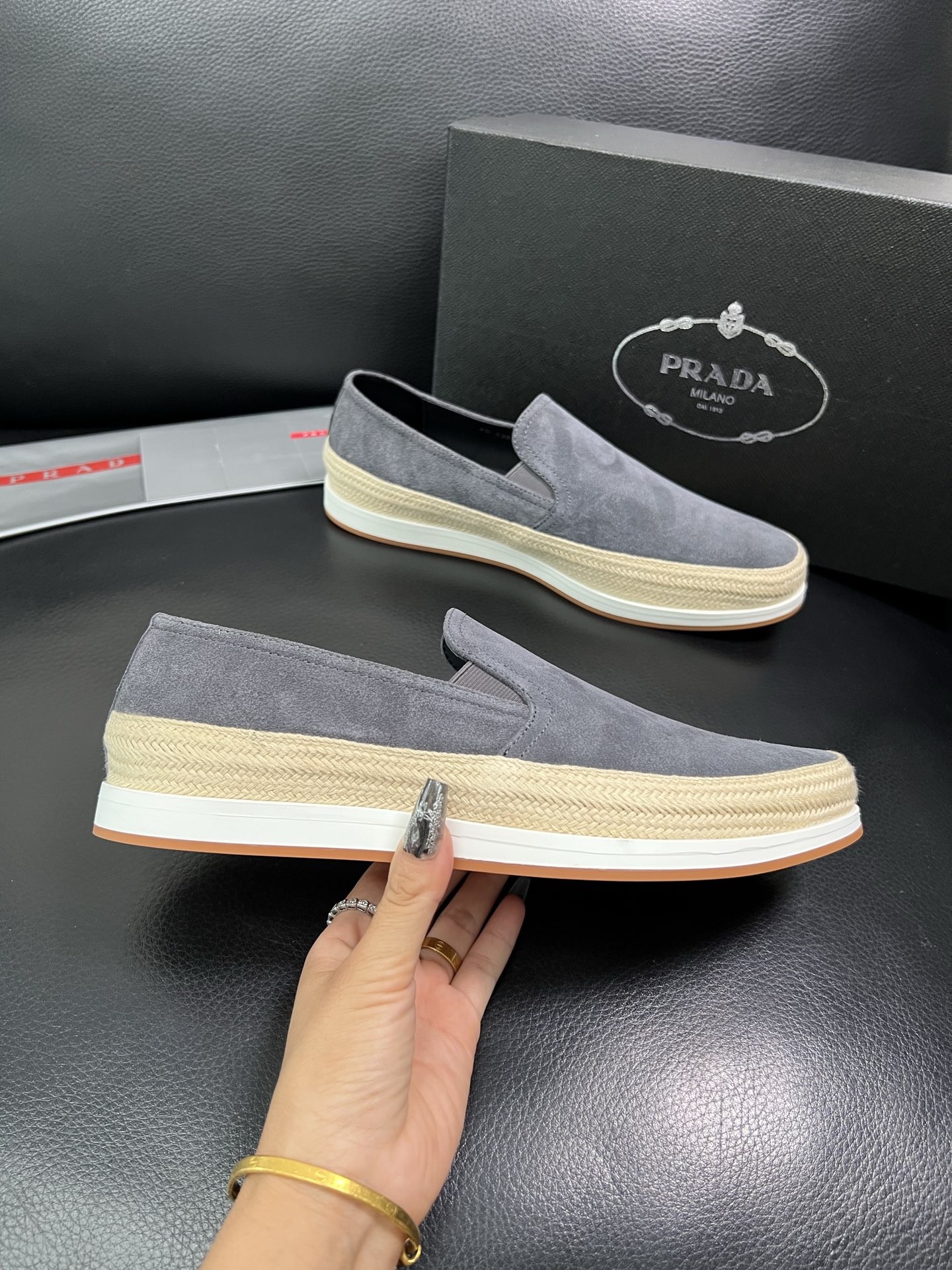 PRADA 顶级工艺品 普拉达 专柜同步 原厂配置，意大利进口原版牛皮面料，透气舒适进口水染牛里垫，鞋底