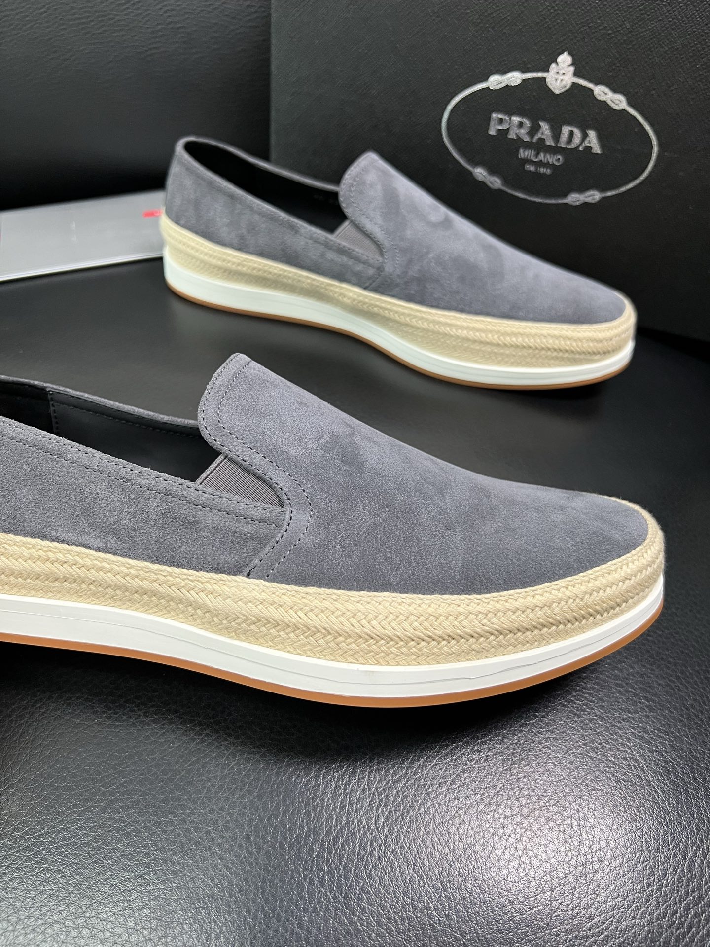 PRADA 顶级工艺品 普拉达 专柜同步 原厂配置，意大利进口原版牛皮面料，透气舒适进口水染牛里垫，鞋底