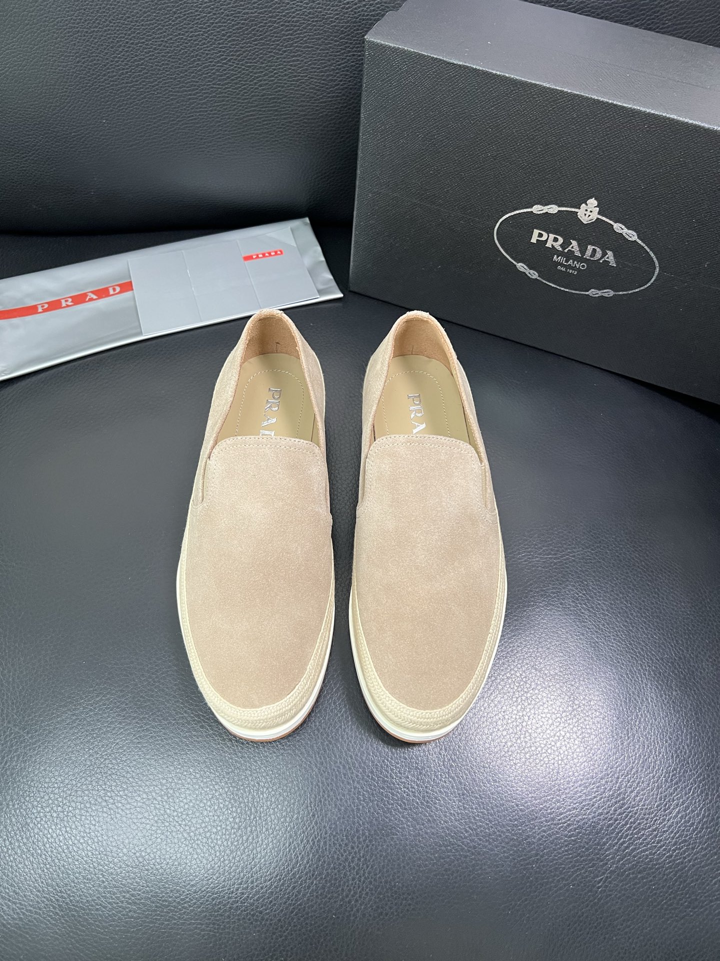 PRADA 顶级工艺品 普拉达 专柜同步 原厂配置，意大利进口原版牛皮面料，透气舒适进口水染牛里垫，鞋底