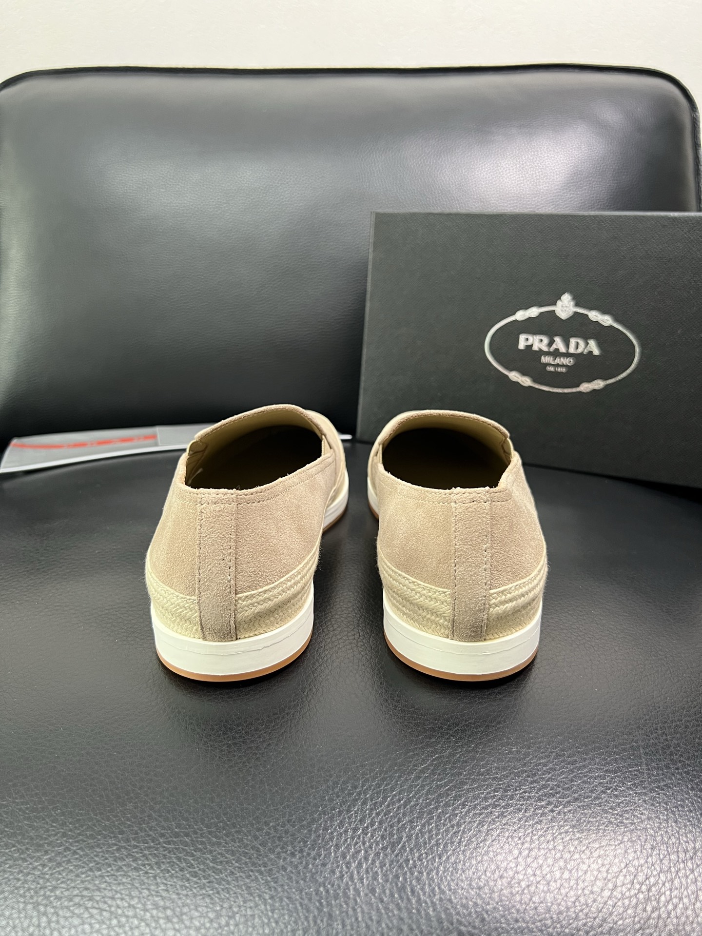 PRADA 顶级工艺品 普拉达 专柜同步 原厂配置，意大利进口原版牛皮面料，透气舒适进口水染牛里垫，鞋底