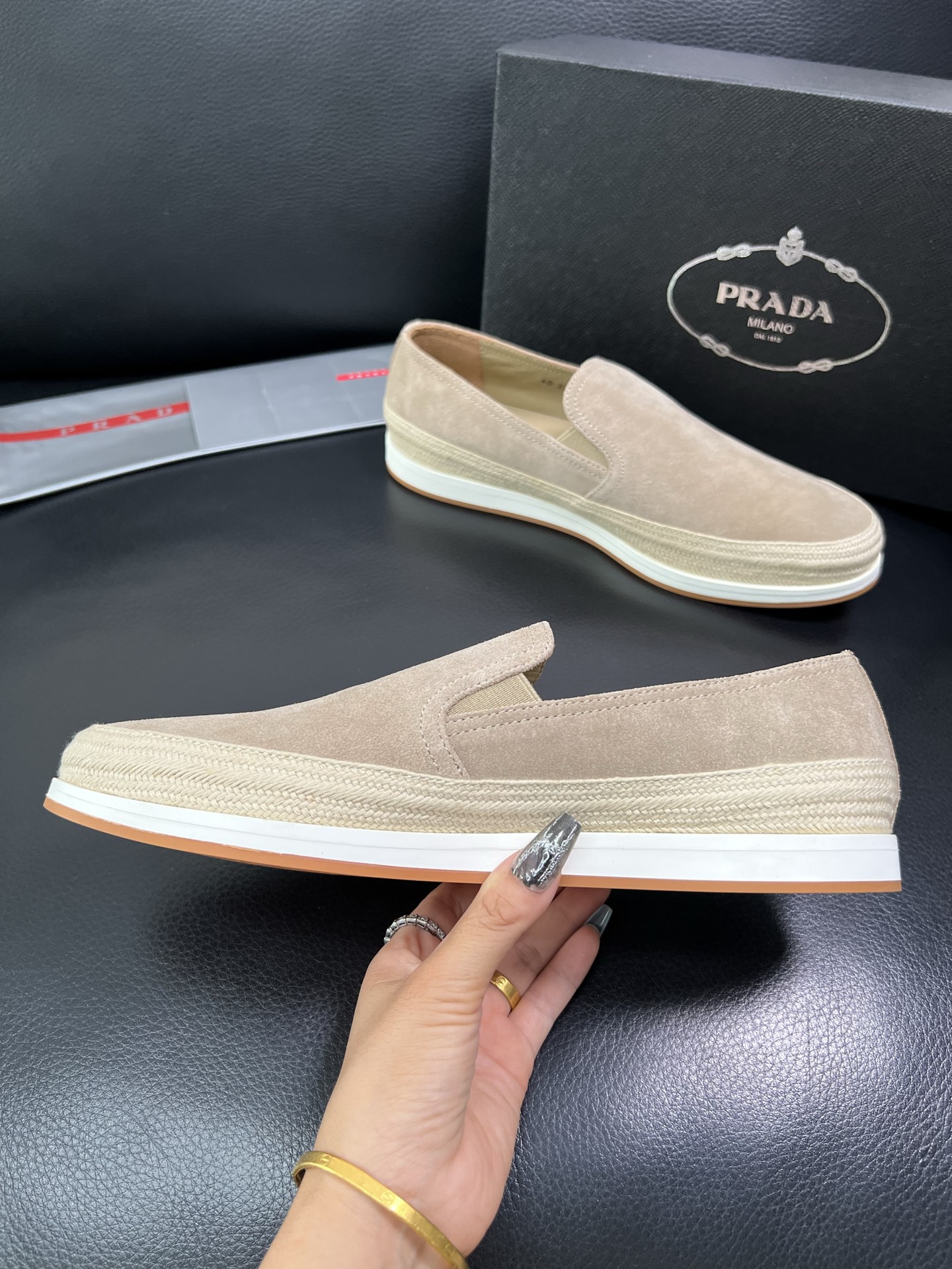 PRADA 顶级工艺品 普拉达 专柜同步 原厂配置，意大利进口原版牛皮面料，透气舒适进口水染牛里垫，鞋底