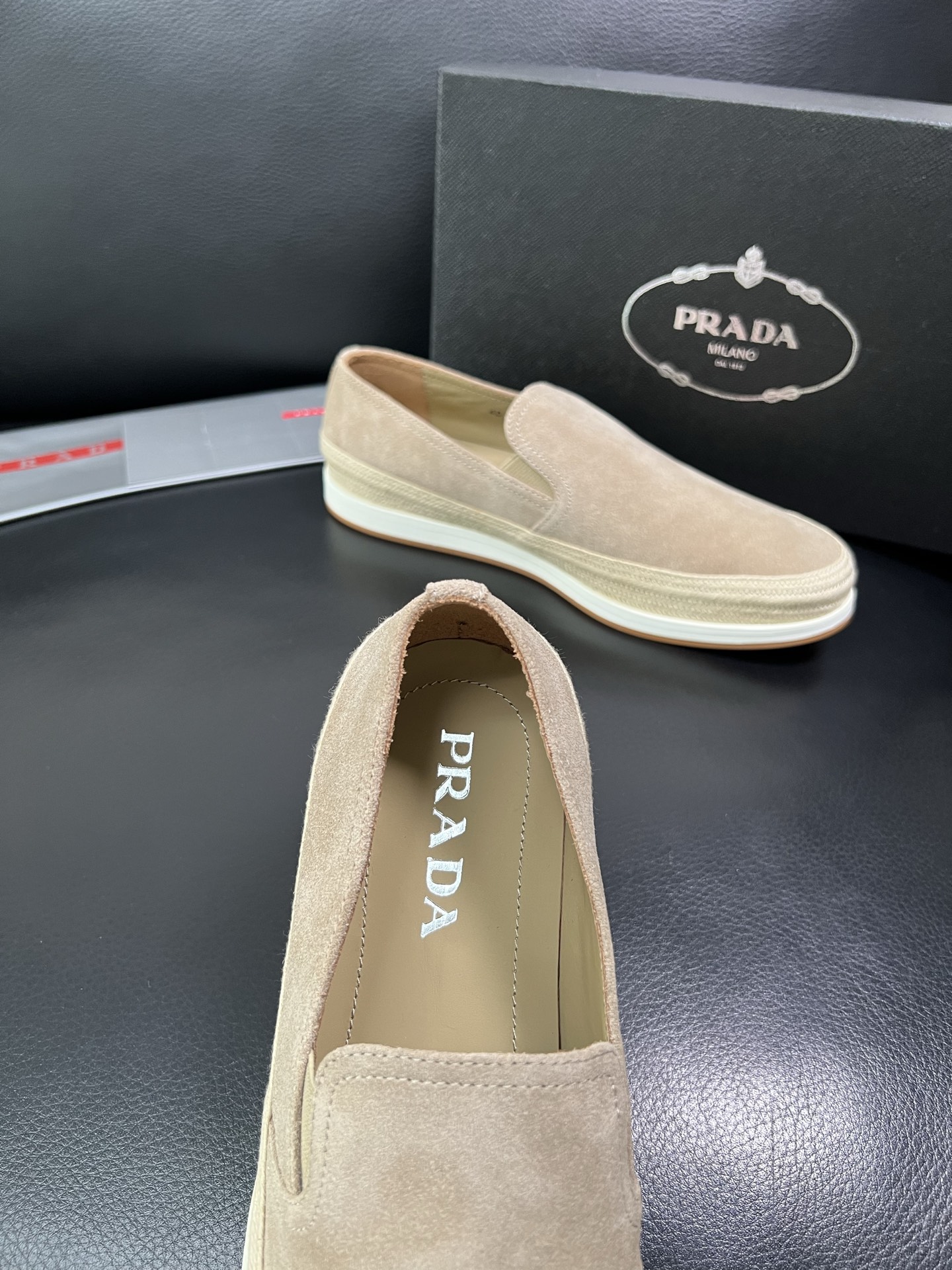 PRADA 顶级工艺品 普拉达 专柜同步 原厂配置，意大利进口原版牛皮面料，透气舒适进口水染牛里垫，鞋底
