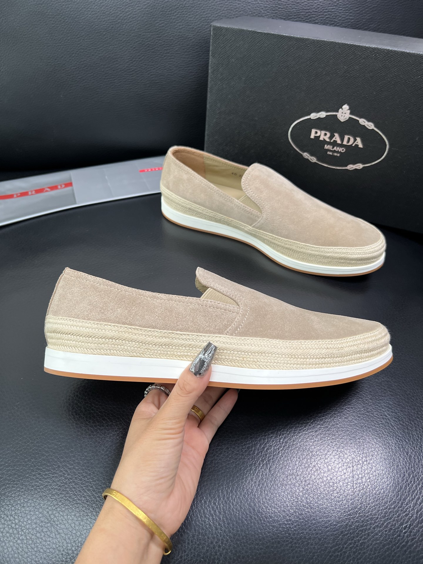 PRADA 顶级工艺品 普拉达 专柜同步 原厂配置，意大利进口原版牛皮面料，透气舒适进口水染牛里垫，鞋底