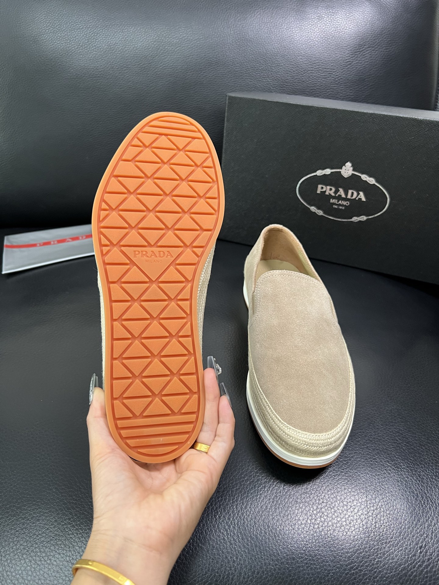 PRADA 顶级工艺品 普拉达 专柜同步 原厂配置，意大利进口原版牛皮面料，透气舒适进口水染牛里垫，鞋底