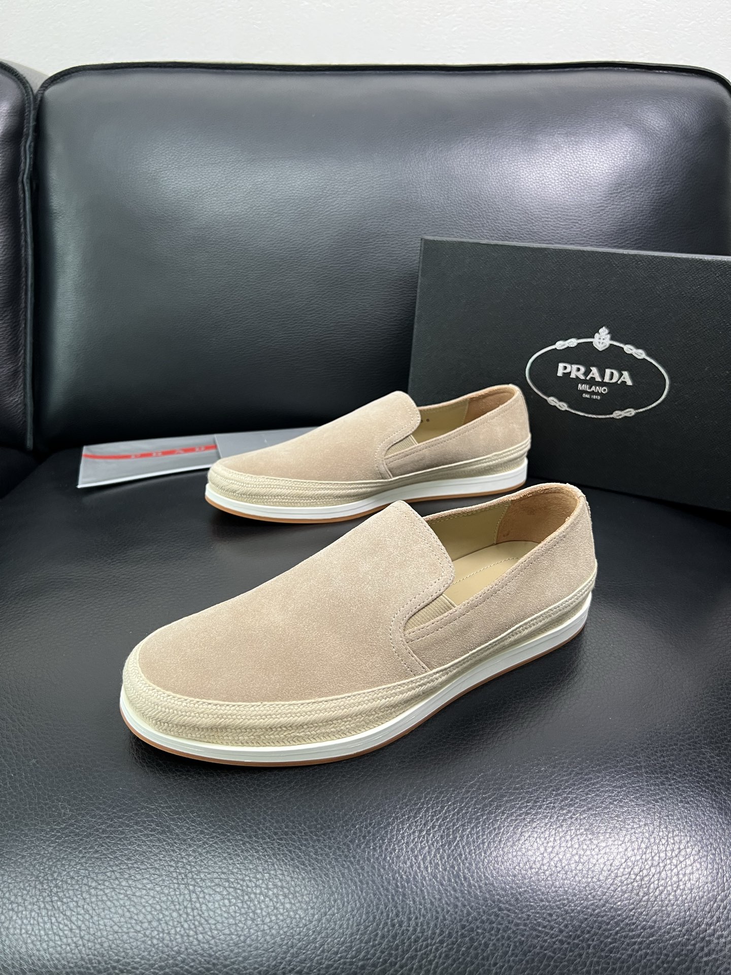 PRADA 顶级工艺品 普拉达 专柜同步 原厂配置，意大利进口原版牛皮面料，透气舒适进口水染牛里垫，鞋底