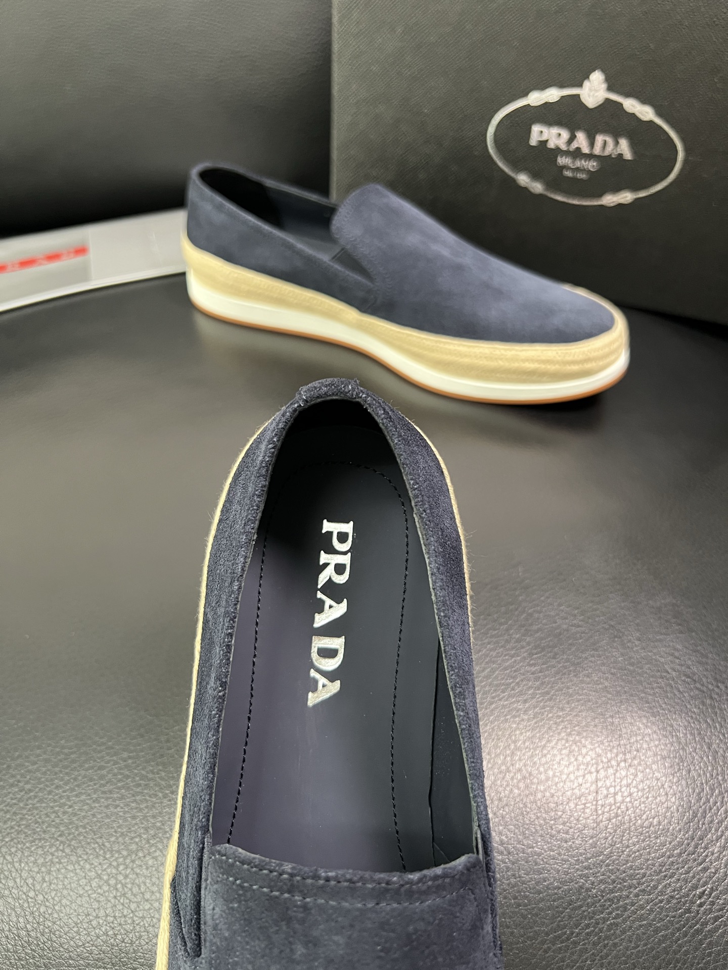 PRADA 顶级工艺品 普拉达 专柜同步 原厂配置，意大利进口原版牛皮面料，透气舒适进口水染牛里垫，鞋底