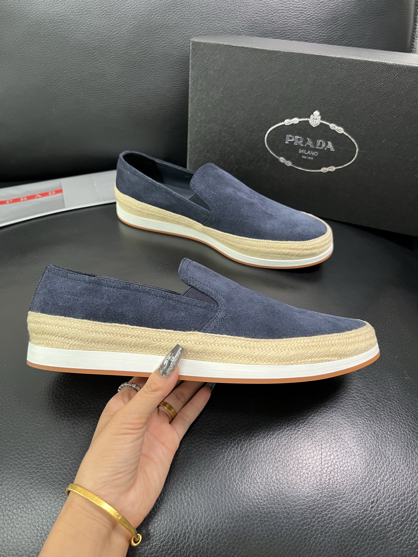 PRADA 顶级工艺品 普拉达 专柜同步 原厂配置，意大利进口原版牛皮面料，透气舒适进口水染牛里垫，鞋底
