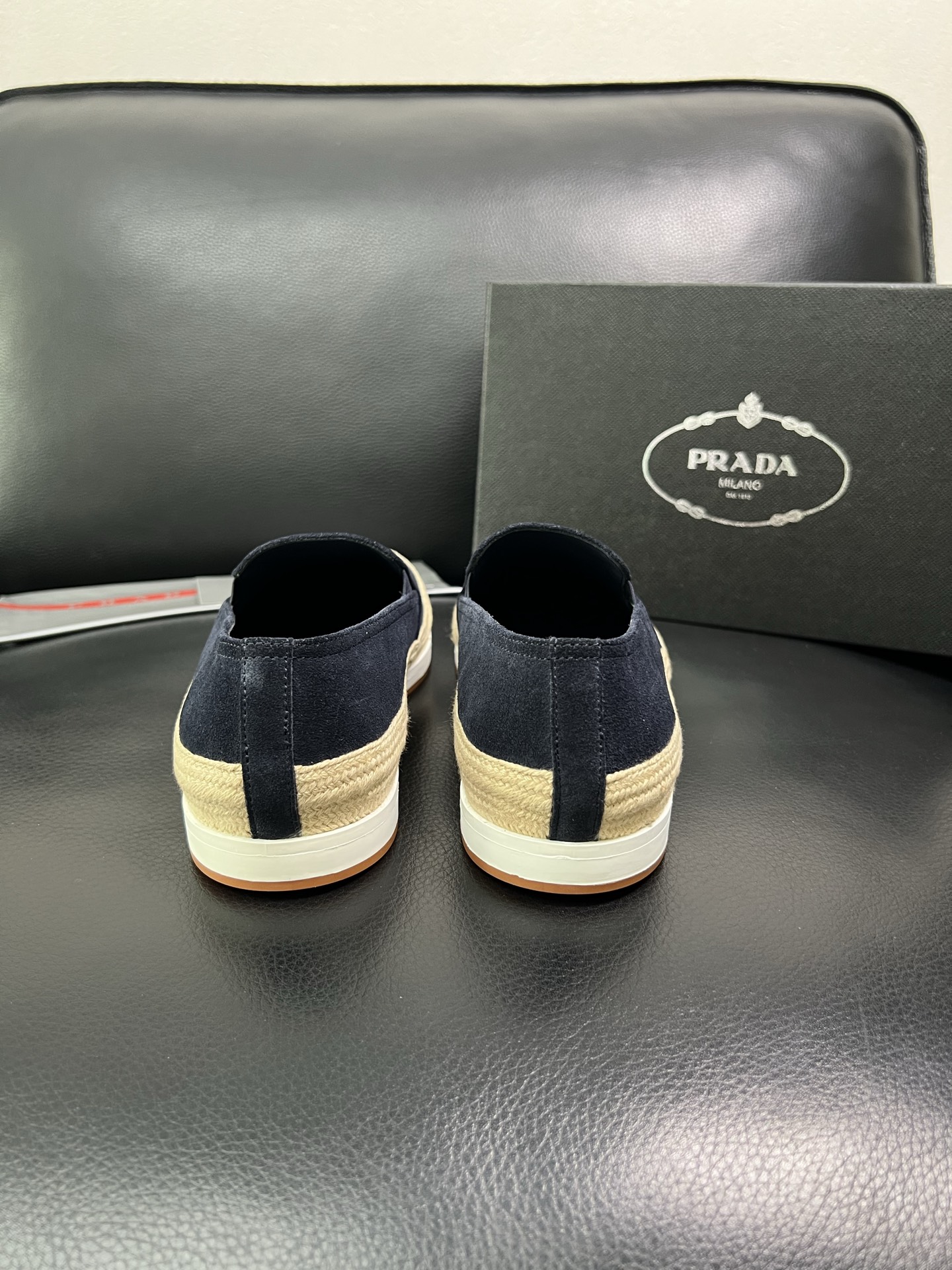PRADA 顶级工艺品 普拉达 专柜同步 原厂配置，意大利进口原版牛皮面料，透气舒适进口水染牛里垫，鞋底