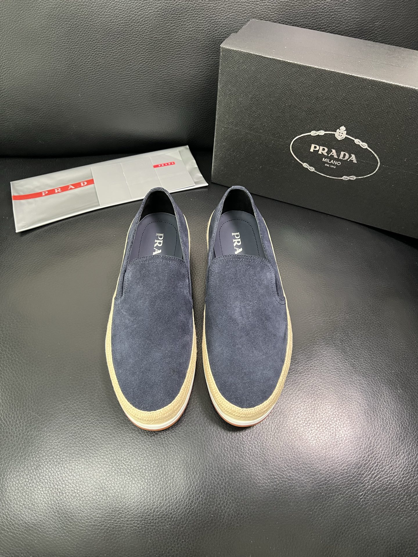 PRADA 顶级工艺品 普拉达 专柜同步 原厂配置，意大利进口原版牛皮面料，透气舒适进口水染牛里垫，鞋底