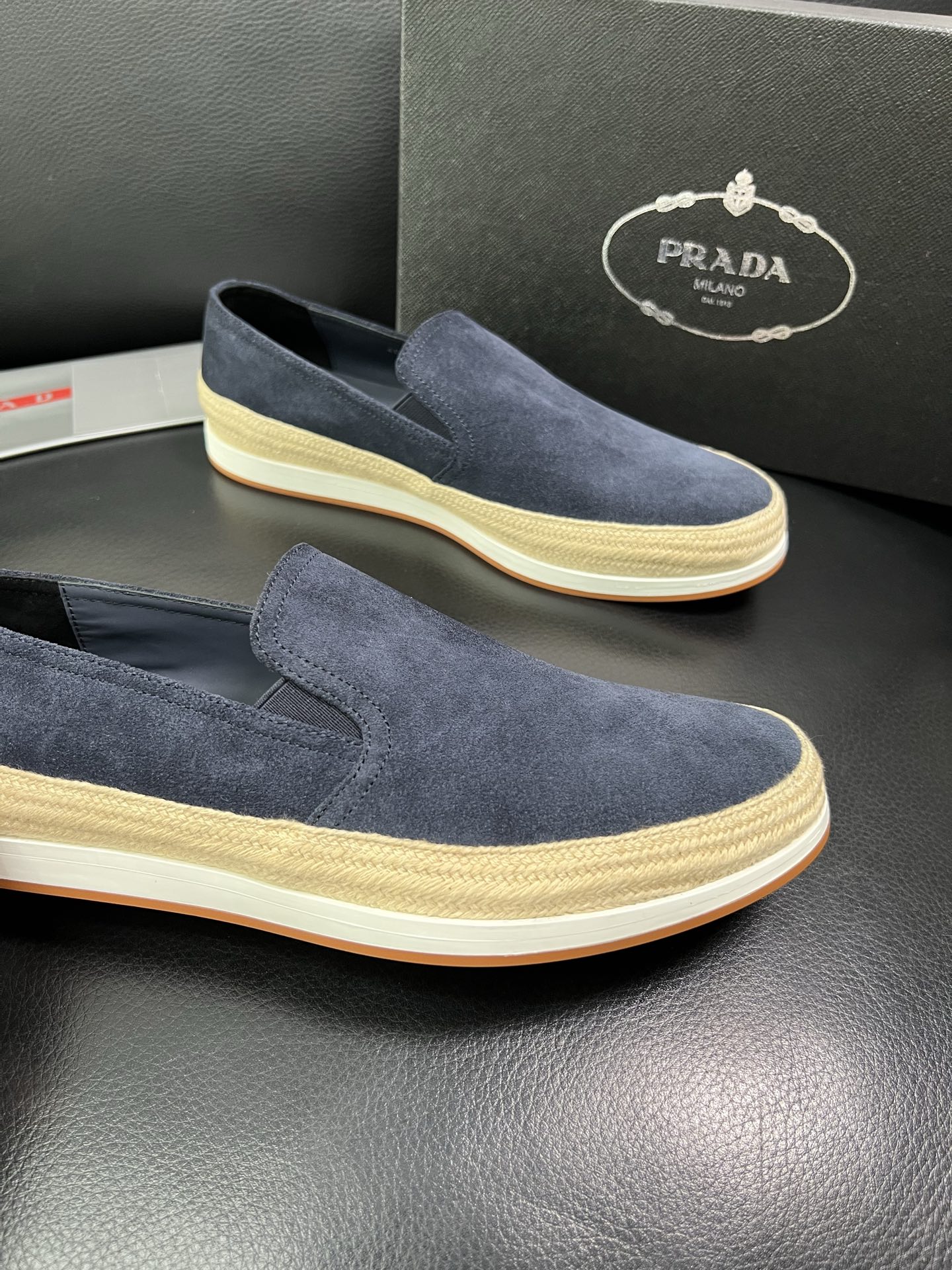 PRADA 顶级工艺品 普拉达 专柜同步 原厂配置，意大利进口原版牛皮面料，透气舒适进口水染牛里垫，鞋底