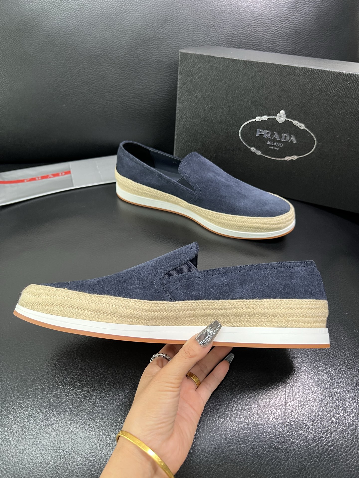 PRADA 顶级工艺品 普拉达 专柜同步 原厂配置，意大利进口原版牛皮面料，透气舒适进口水染牛里垫，鞋底