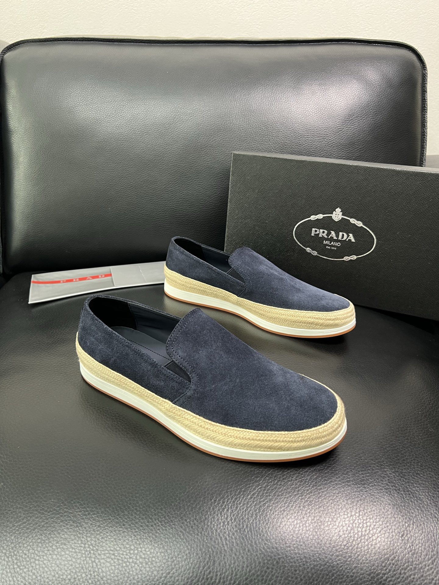 PRADA 顶级工艺品 普拉达 专柜同步 原厂配置，意大利进口原版牛皮面料，透气舒适进口水染牛里垫，鞋底