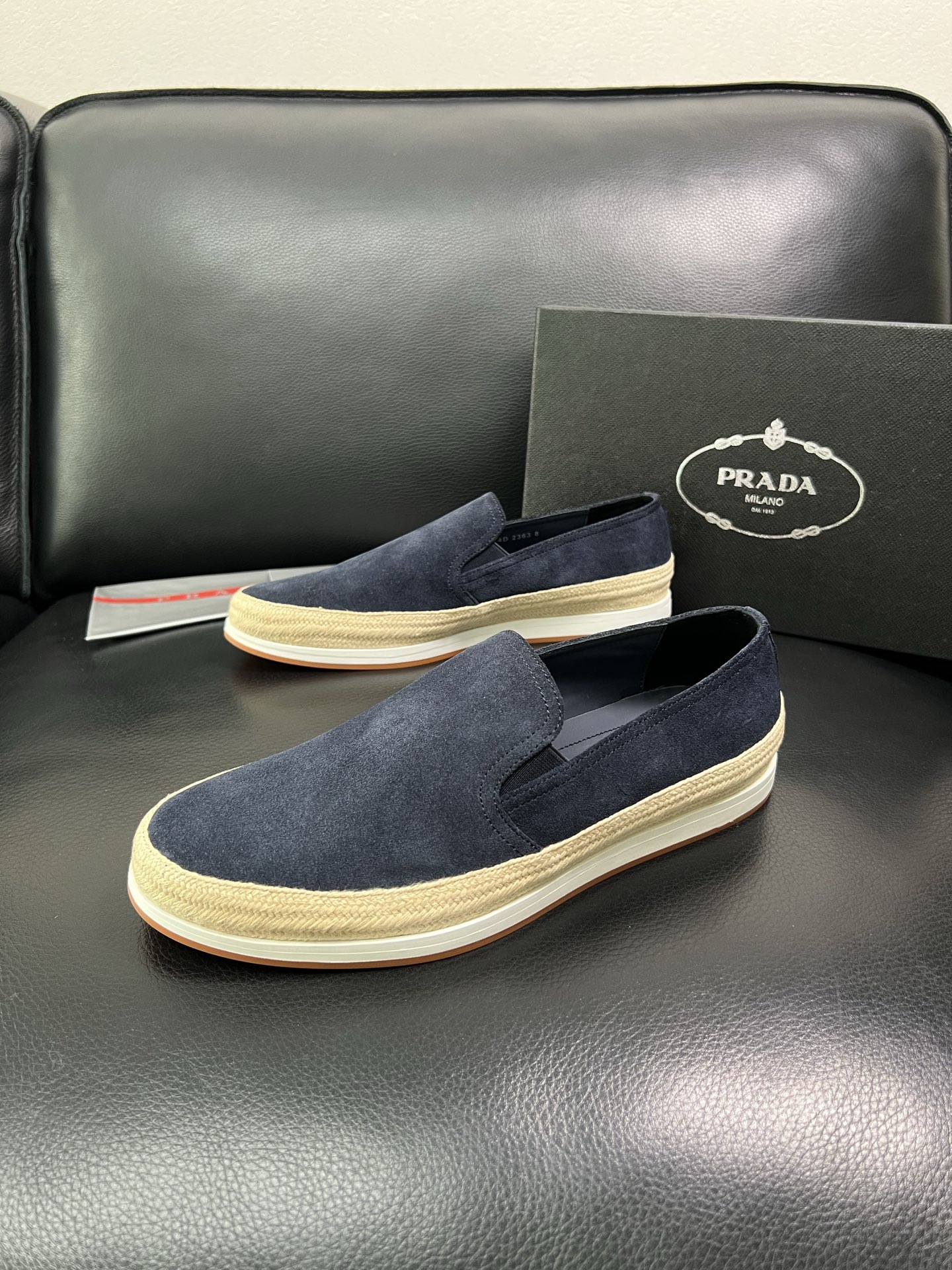 PRADA 顶级工艺品 普拉达 专柜同步 原厂配置，意大利进口原版牛皮面料，透气舒适进口水染牛里垫，鞋底