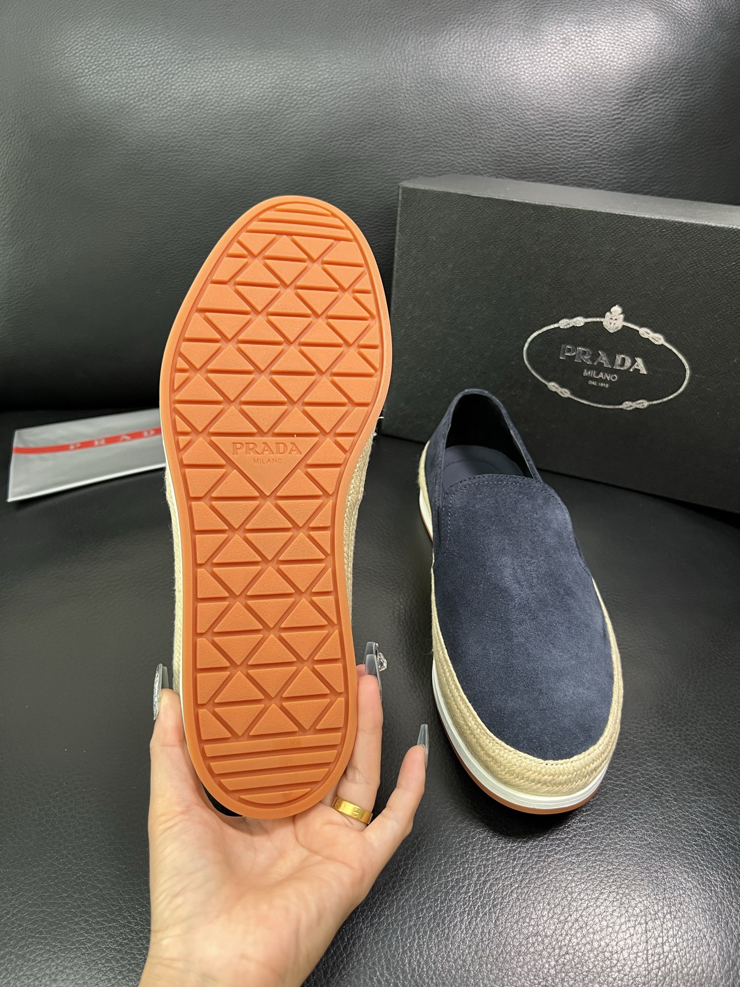 PRADA 顶级工艺品 普拉达 专柜同步 原厂配置，意大利进口原版牛皮面料，透气舒适进口水染牛里垫，鞋底