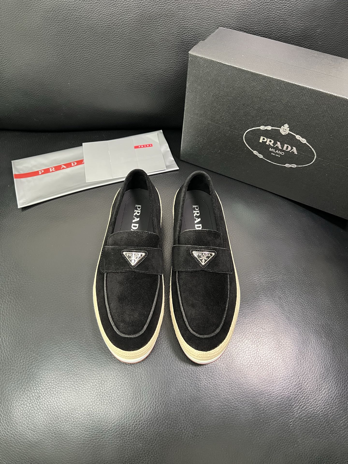 PRADA 顶级工艺品 普拉达 专柜同步 原厂配置，意大利进口原版牛皮面料，透气舒适进口水染牛里垫，鞋底