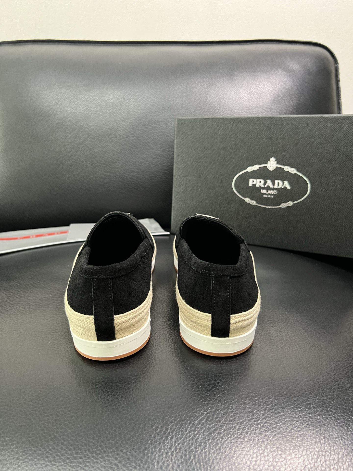 PRADA 顶级工艺品 普拉达 专柜同步 原厂配置，意大利进口原版牛皮面料，透气舒适进口水染牛里垫，鞋底