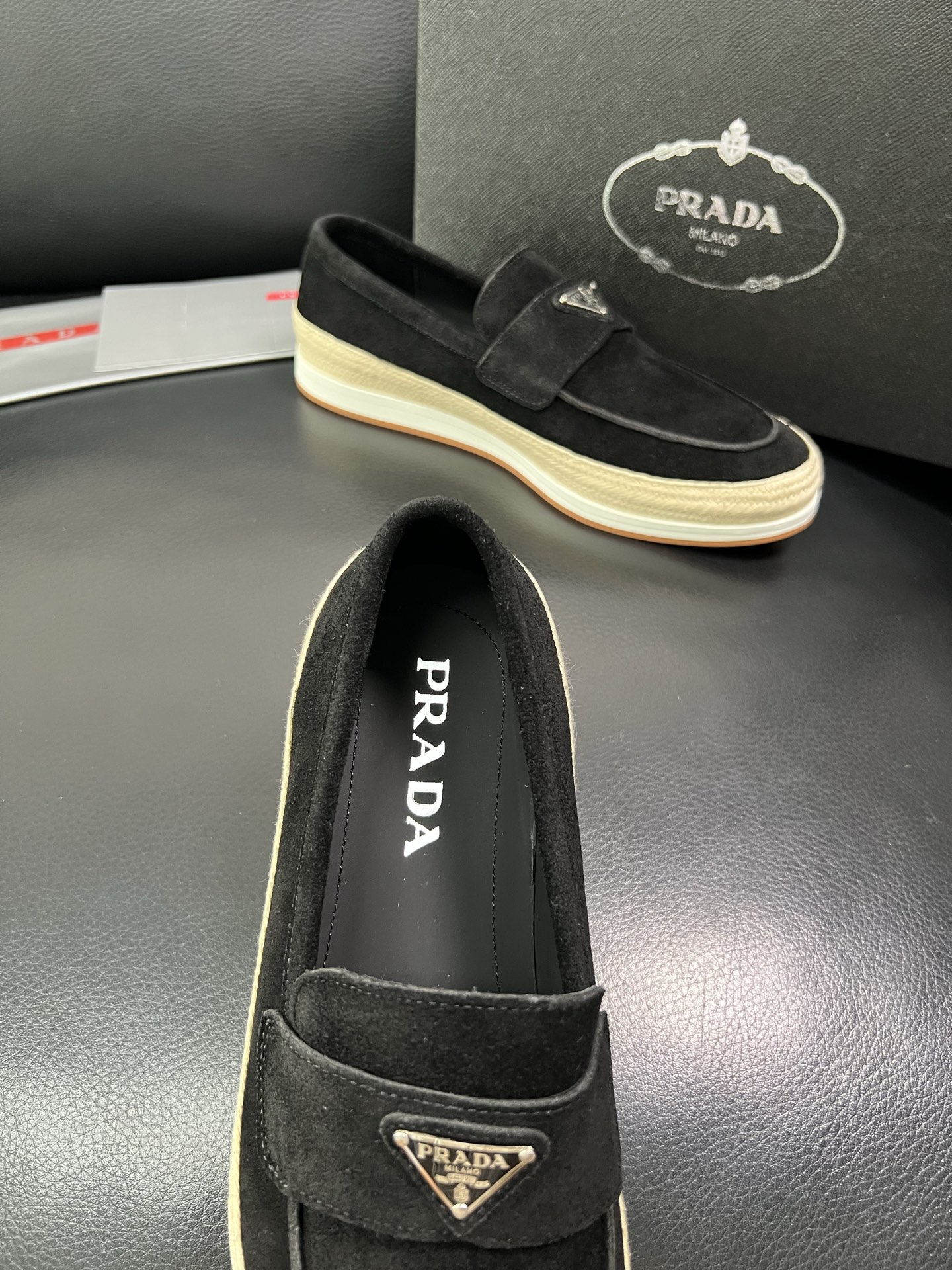PRADA 顶级工艺品 普拉达 专柜同步 原厂配置，意大利进口原版牛皮面料，透气舒适进口水染牛里垫，鞋底
