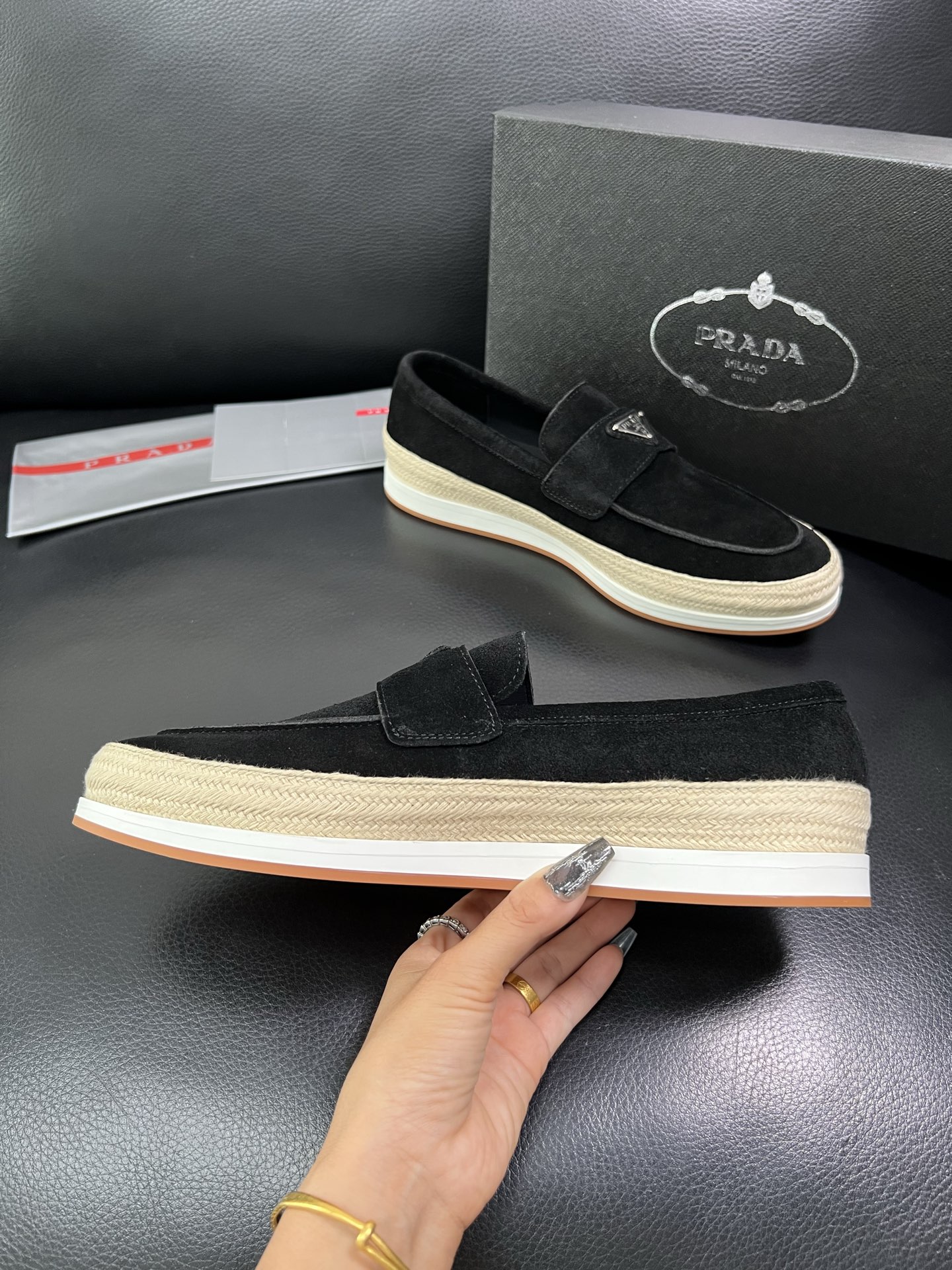 PRADA 顶级工艺品 普拉达 专柜同步 原厂配置，意大利进口原版牛皮面料，透气舒适进口水染牛里垫，鞋底
