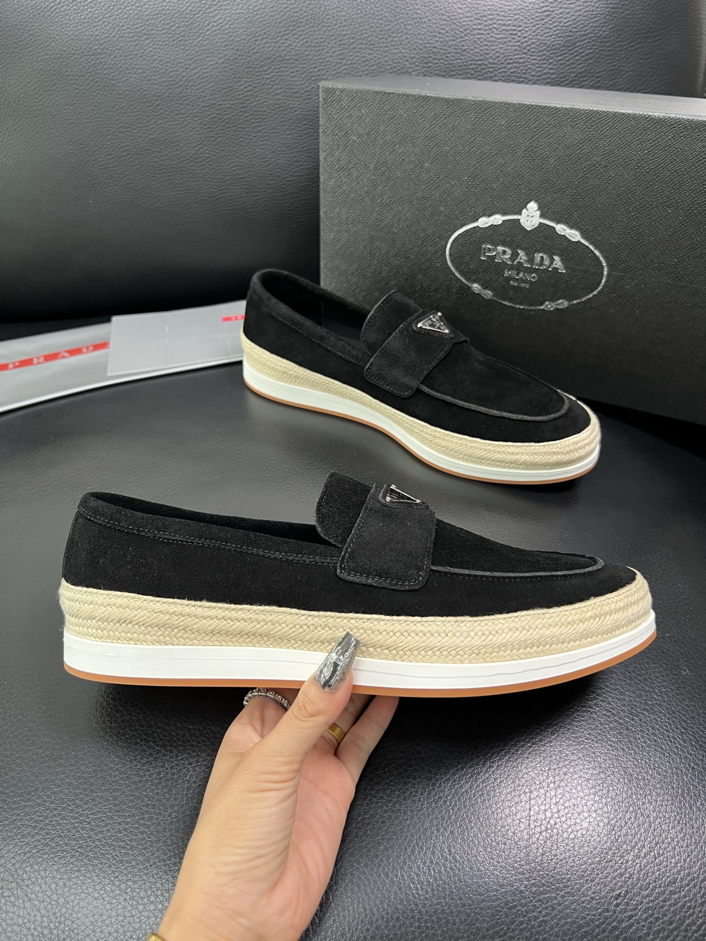 PRADA 顶级工艺品 普拉达 专柜同步 原厂配置，意大利进口原版牛皮面料，透气舒适进口水染牛里垫，鞋底