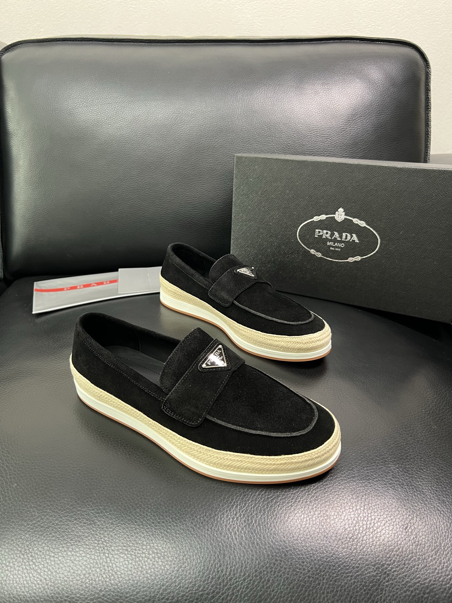 PRADA 顶级工艺品 普拉达 专柜同步 原厂配置，意大利进口原版牛皮面料，透气舒适进口水染牛里垫，鞋底