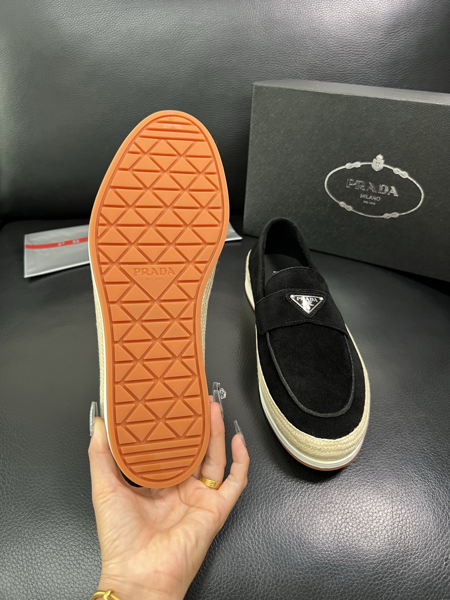 PRADA 顶级工艺品 普拉达 专柜同步 原厂配置，意大利进口原版牛皮面料，透气舒适进口水染牛里垫，鞋底