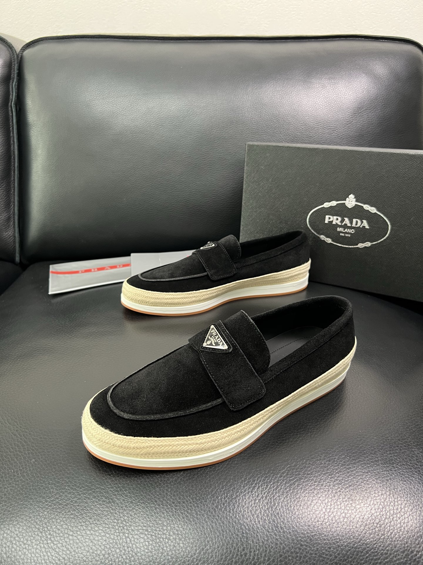 PRADA 顶级工艺品 普拉达 专柜同步 原厂配置，意大利进口原版牛皮面料，透气舒适进口水染牛里垫，鞋底