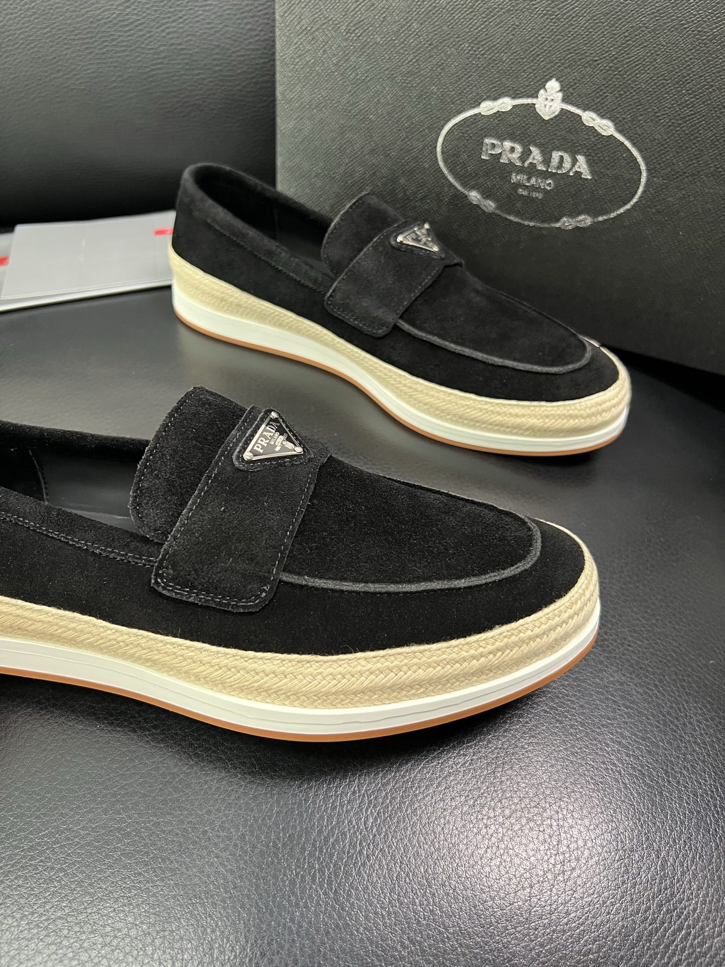 PRADA 顶级工艺品 普拉达 专柜同步 原厂配置，意大利进口原版牛皮面料，透气舒适进口水染牛里垫，鞋底
