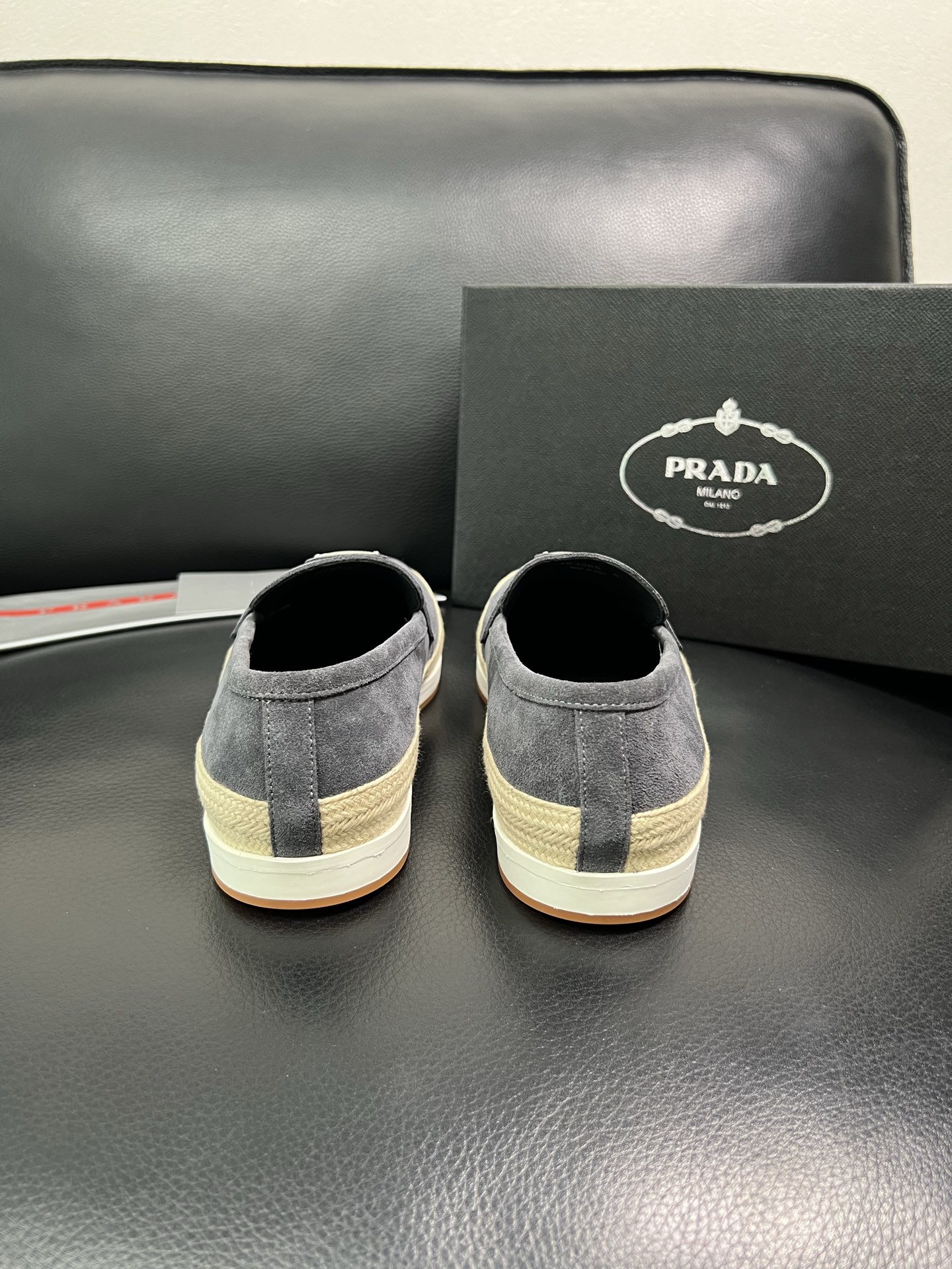 PRADA 顶级工艺品 普拉达 专柜同步 原厂配置，意大利进口原版牛皮面料，透气舒适进口水染牛里垫，鞋底