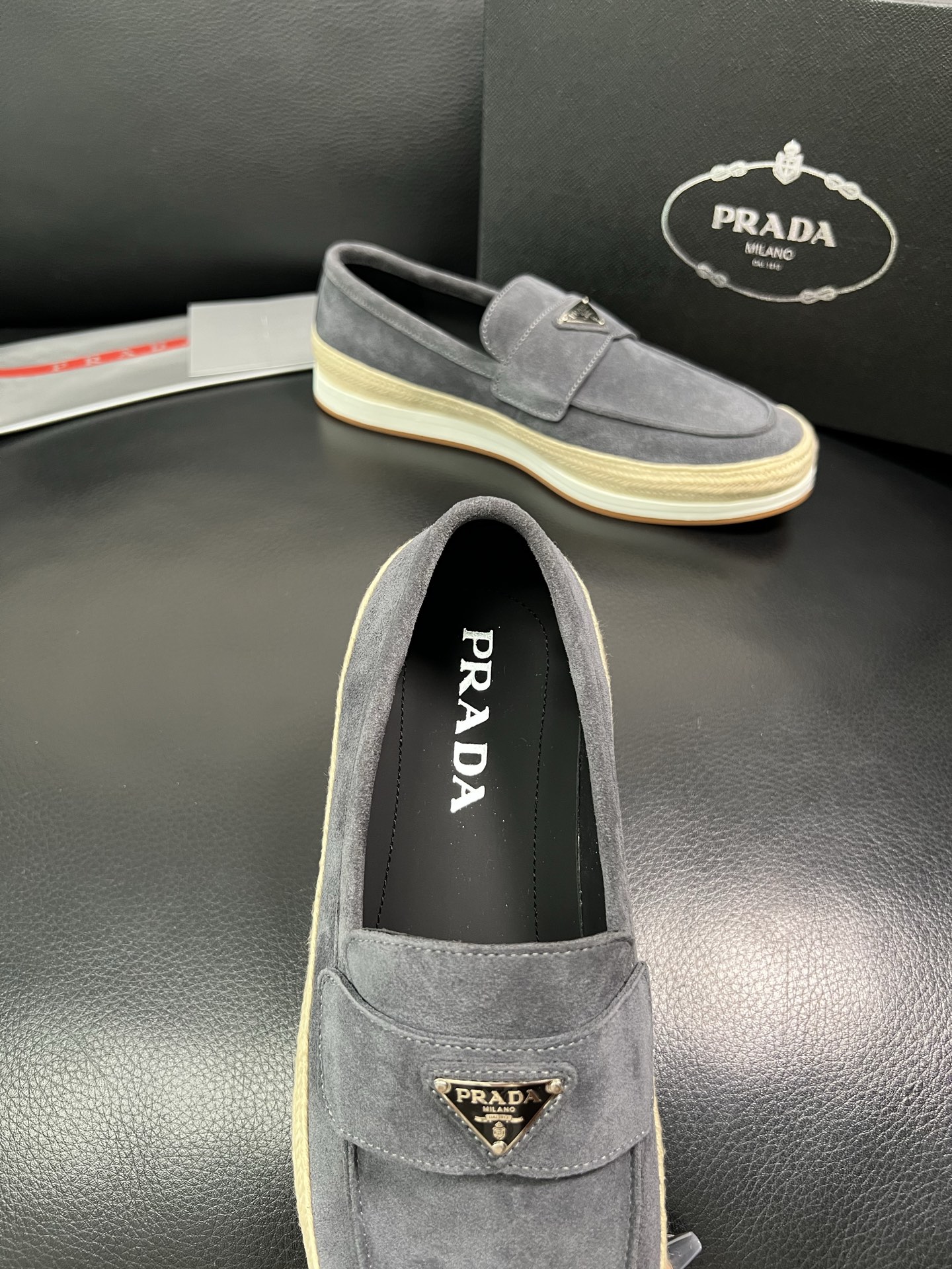 PRADA 顶级工艺品 普拉达 专柜同步 原厂配置，意大利进口原版牛皮面料，透气舒适进口水染牛里垫，鞋底
