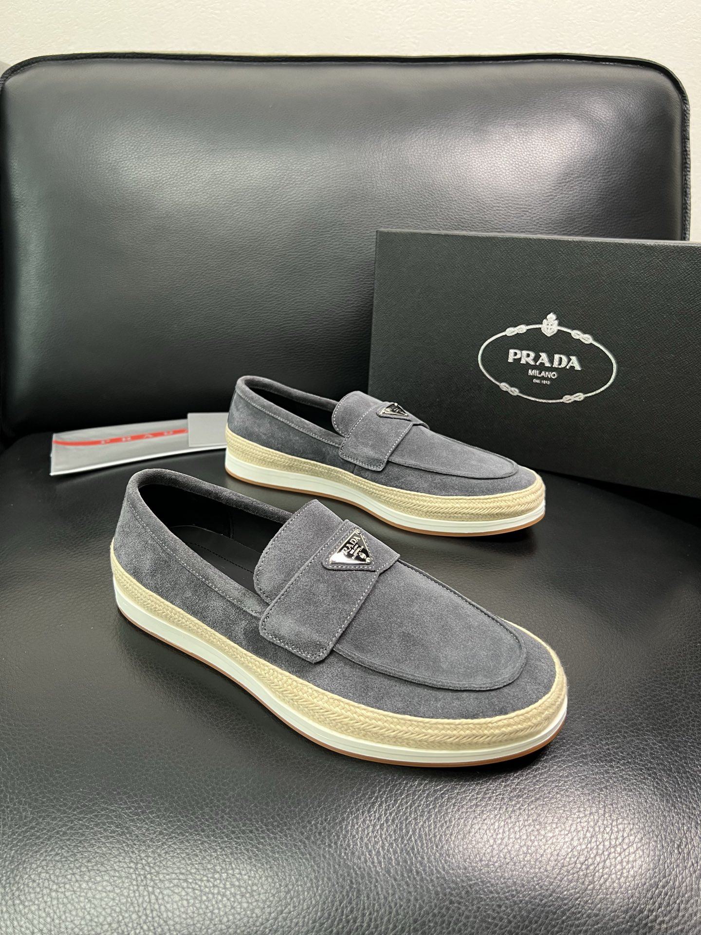 PRADA 顶级工艺品 普拉达 专柜同步 原厂配置，意大利进口原版牛皮面料，透气舒适进口水染牛里垫，鞋底