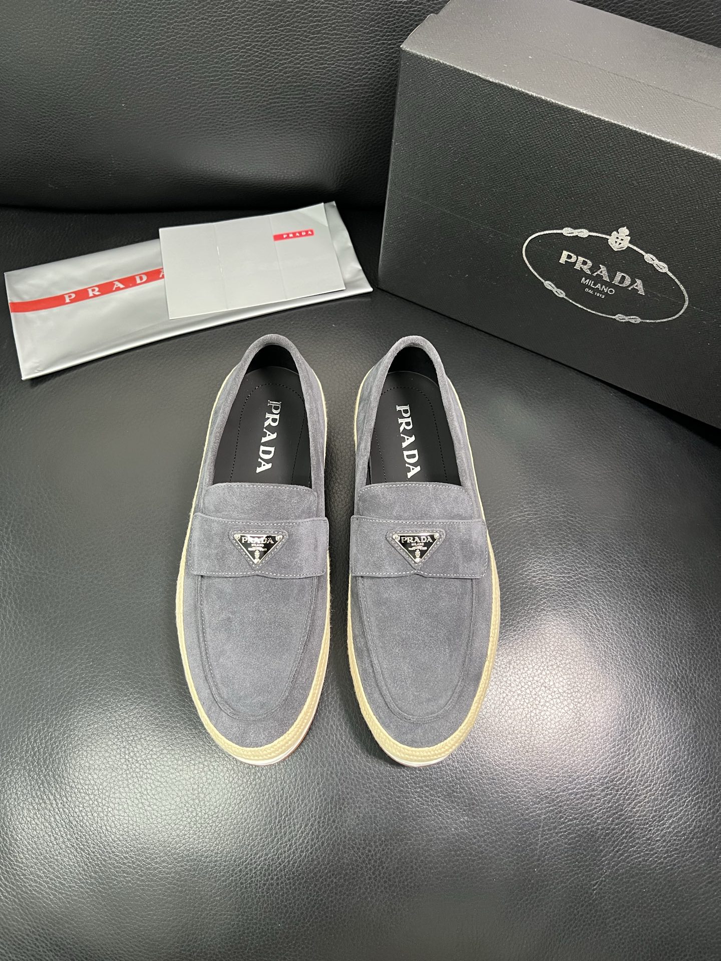 PRADA 顶级工艺品 普拉达 专柜同步 原厂配置，意大利进口原版牛皮面料，透气舒适进口水染牛里垫，鞋底