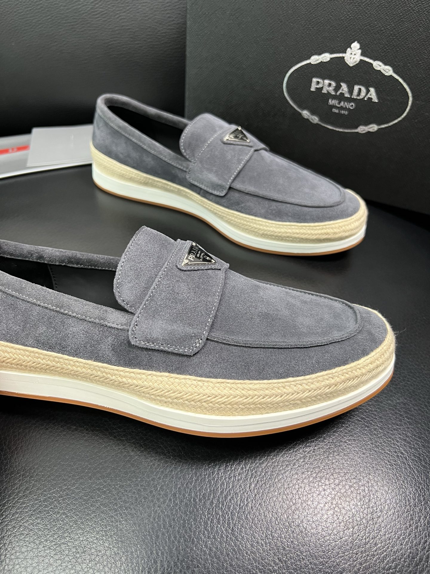 PRADA 顶级工艺品 普拉达 专柜同步 原厂配置，意大利进口原版牛皮面料，透气舒适进口水染牛里垫，鞋底
