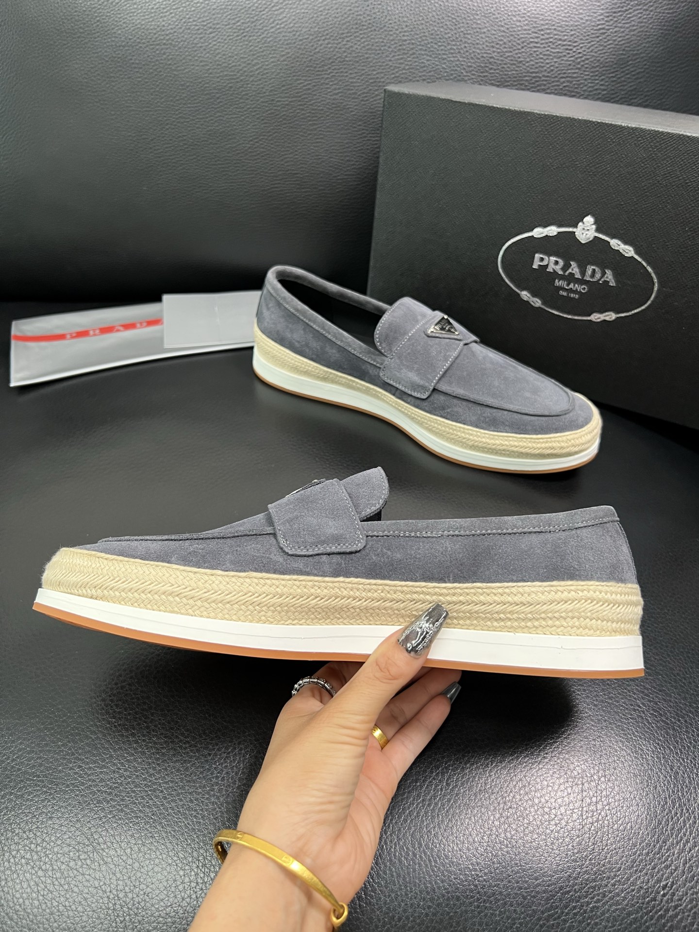 PRADA 顶级工艺品 普拉达 专柜同步 原厂配置，意大利进口原版牛皮面料，透气舒适进口水染牛里垫，鞋底