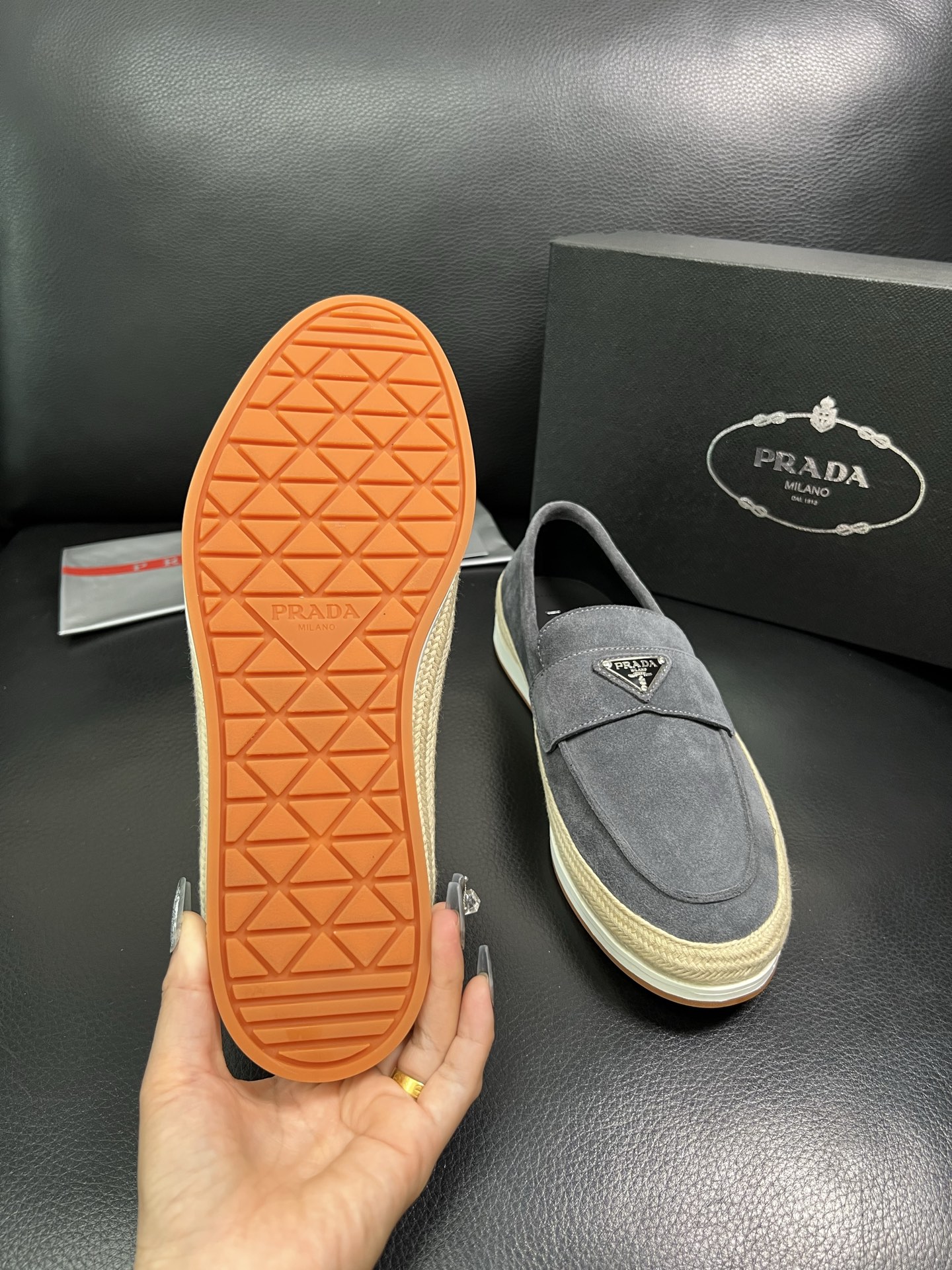 PRADA 顶级工艺品 普拉达 专柜同步 原厂配置，意大利进口原版牛皮面料，透气舒适进口水染牛里垫，鞋底
