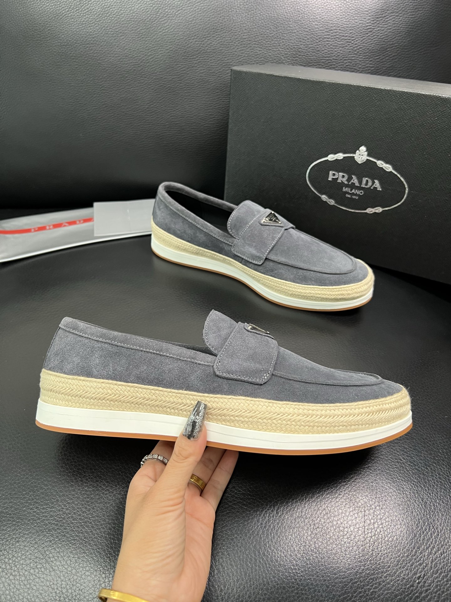 PRADA 顶级工艺品 普拉达 专柜同步 原厂配置，意大利进口原版牛皮面料，透气舒适进口水染牛里垫，鞋底