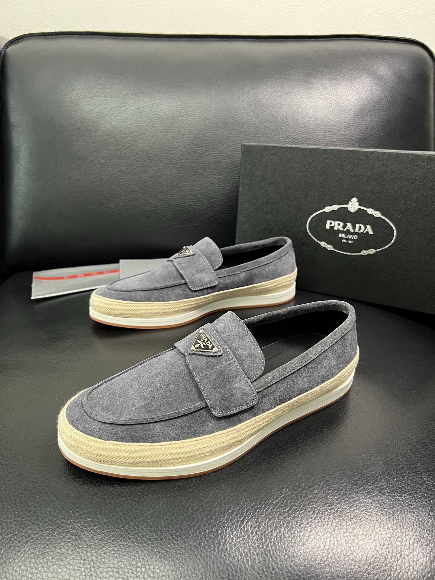 PRADA 顶级工艺品 普拉达 专柜同步 原厂配置，意大利进口原版牛皮面料，透气舒适进口水染牛里垫，鞋底