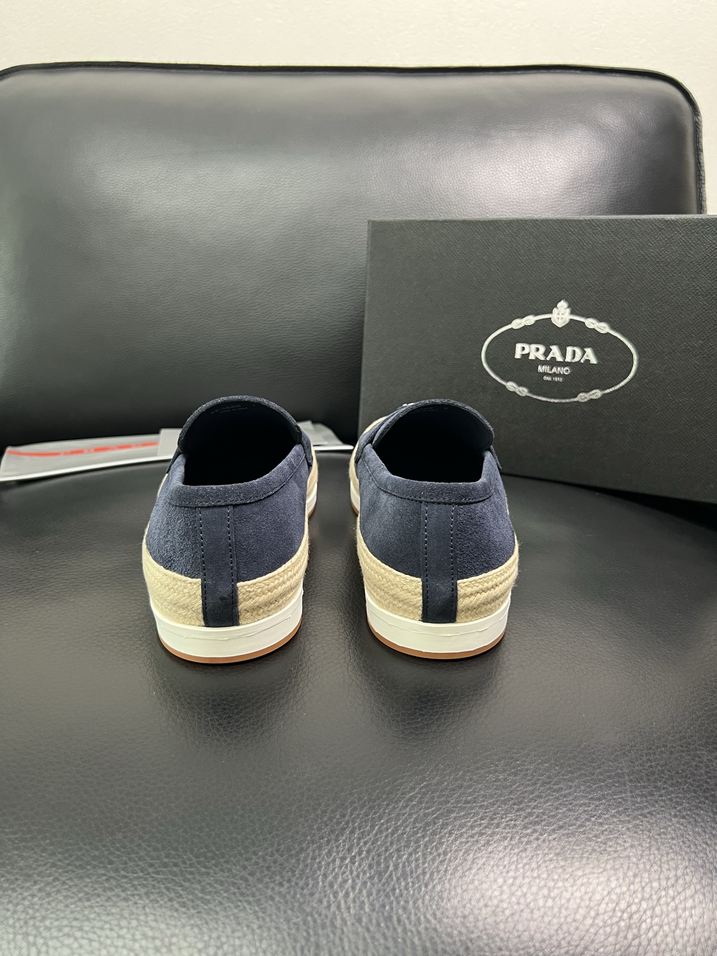 PRADA 顶级工艺品 普拉达 专柜同步 原厂配置，意大利进口原版牛皮面料，透气舒适进口水染牛里垫，鞋底