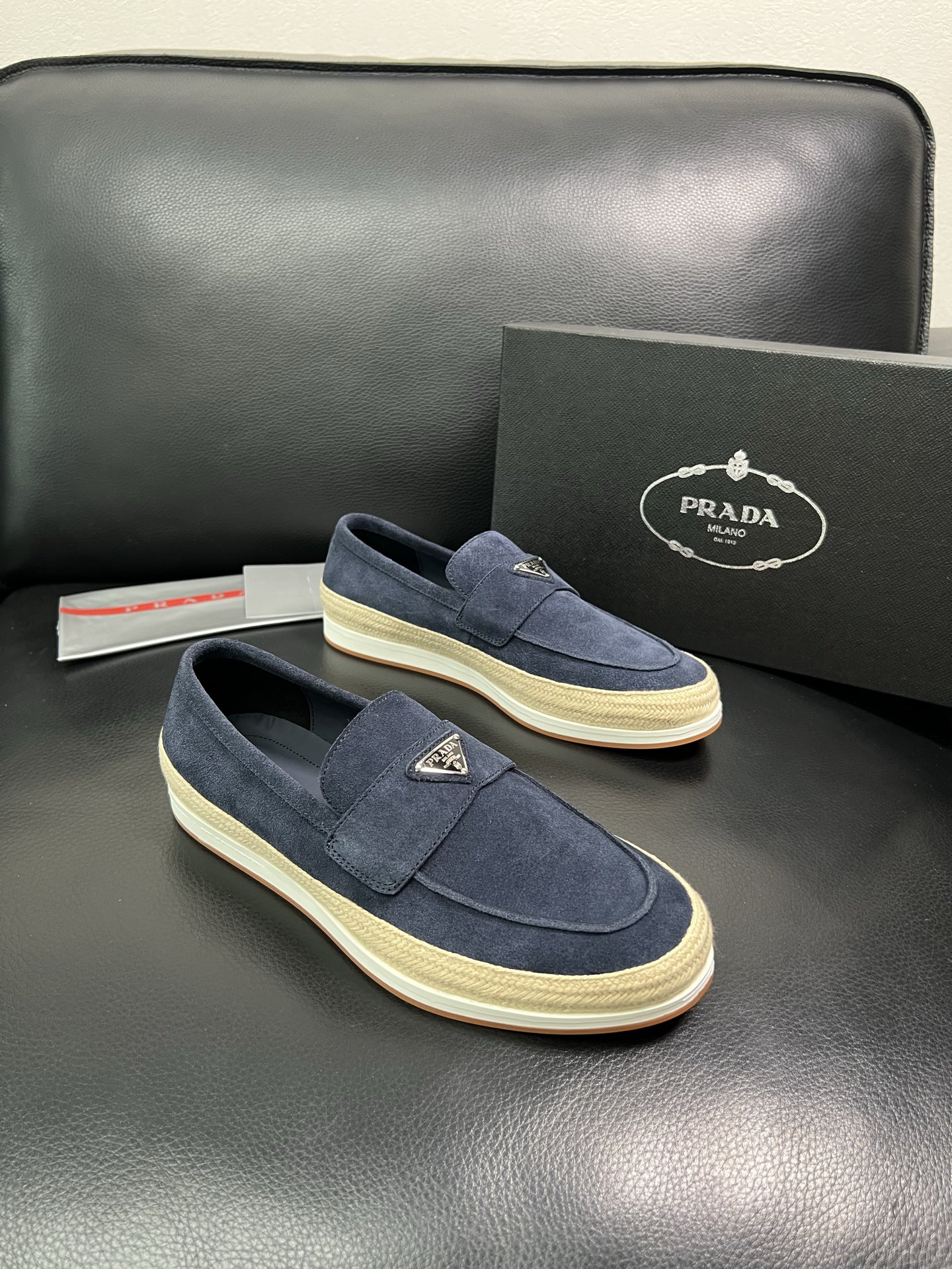 PRADA 顶级工艺品 普拉达 专柜同步 原厂配置，意大利进口原版牛皮面料，透气舒适进口水染牛里垫，鞋底