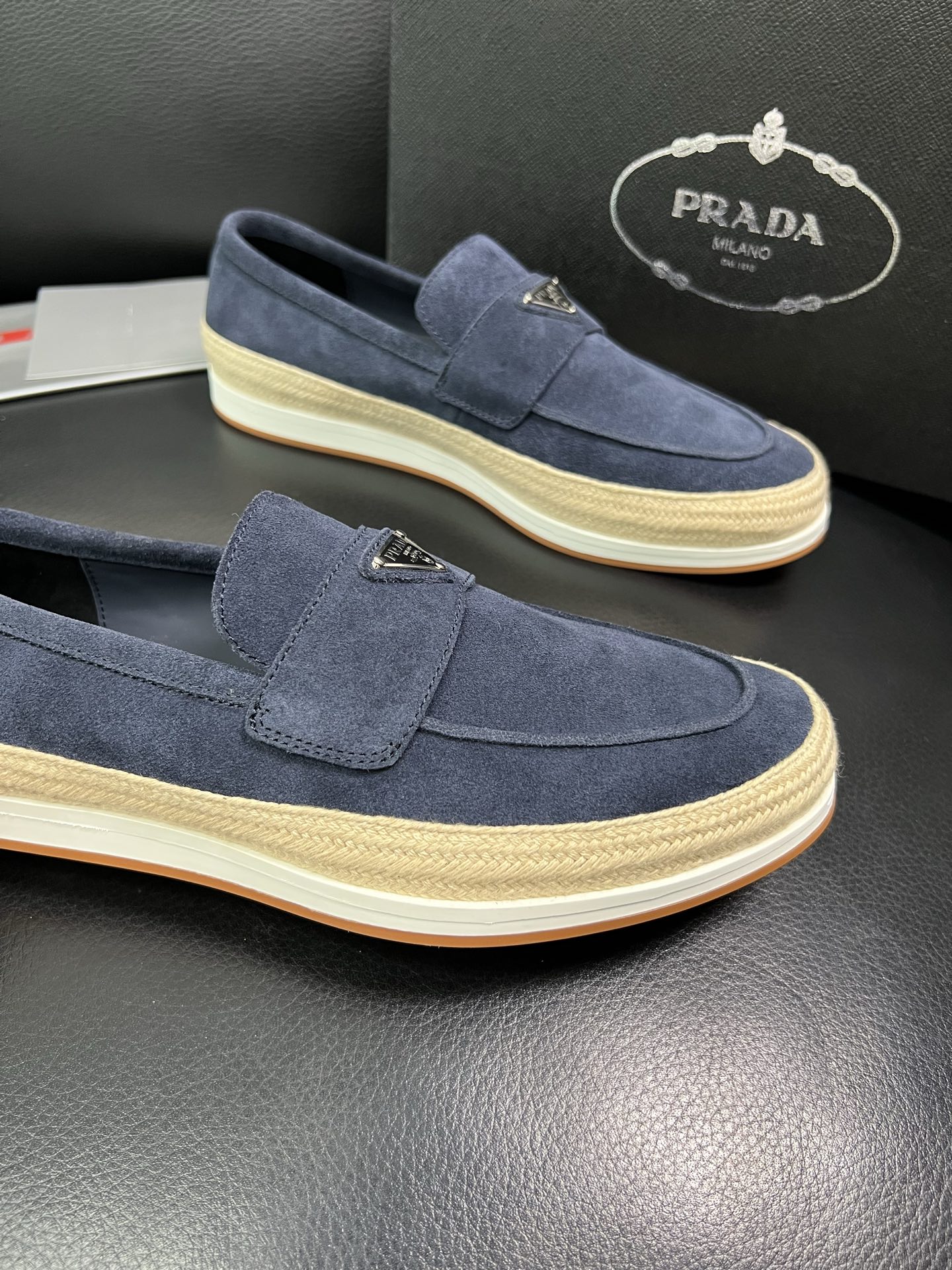 PRADA 顶级工艺品 普拉达 专柜同步 原厂配置，意大利进口原版牛皮面料，透气舒适进口水染牛里垫，鞋底