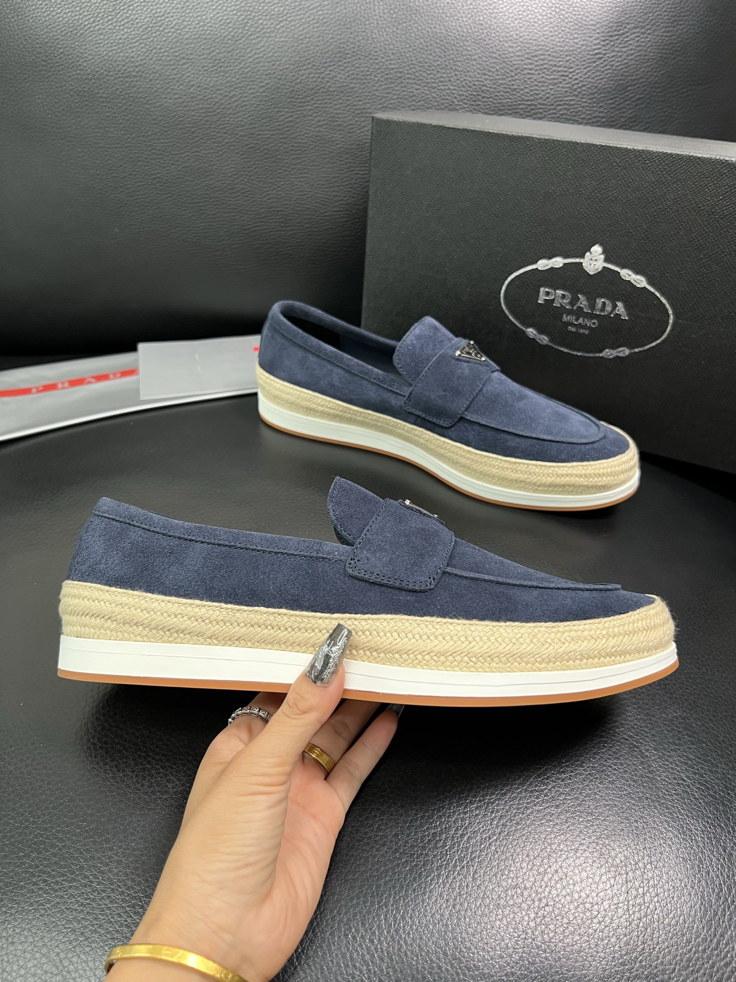 PRADA 顶级工艺品 普拉达 专柜同步 原厂配置，意大利进口原版牛皮面料，透气舒适进口水染牛里垫，鞋底