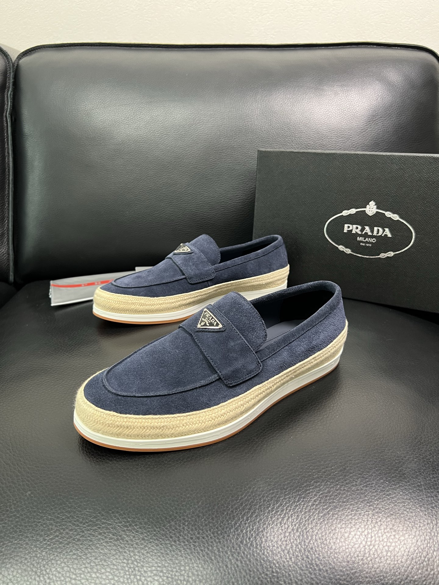 PRADA 顶级工艺品 普拉达 专柜同步 原厂配置，意大利进口原版牛皮面料，透气舒适进口水染牛里垫，鞋底