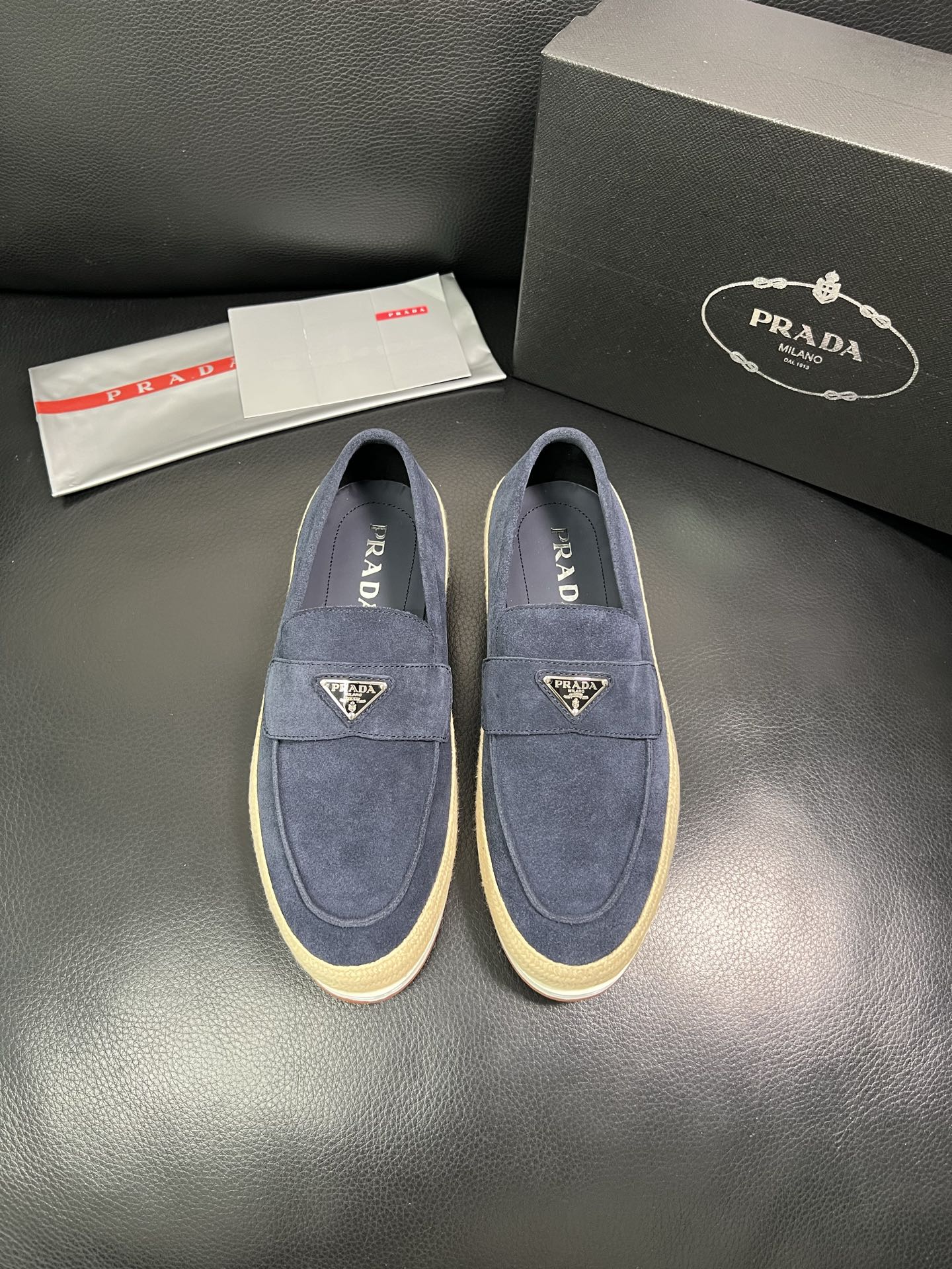 PRADA 顶级工艺品 普拉达 专柜同步 原厂配置，意大利进口原版牛皮面料，透气舒适进口水染牛里垫，鞋底