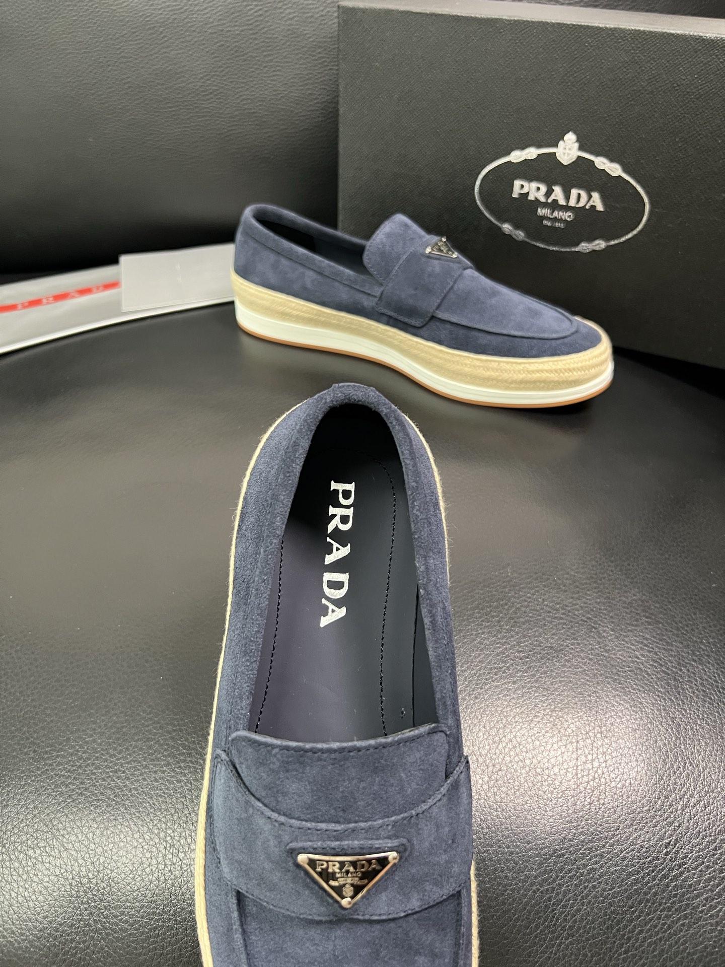 PRADA 顶级工艺品 普拉达 专柜同步 原厂配置，意大利进口原版牛皮面料，透气舒适进口水染牛里垫，鞋底