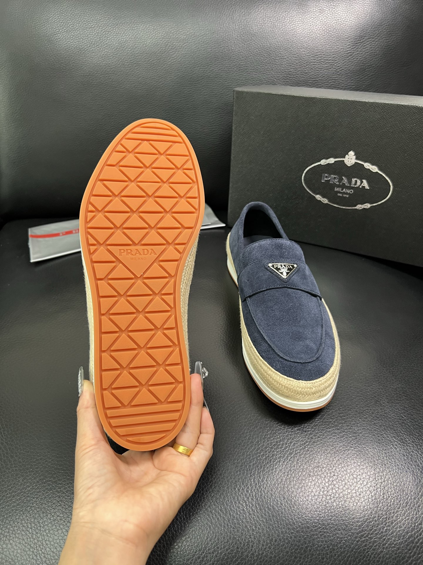 PRADA 顶级工艺品 普拉达 专柜同步 原厂配置，意大利进口原版牛皮面料，透气舒适进口水染牛里垫，鞋底